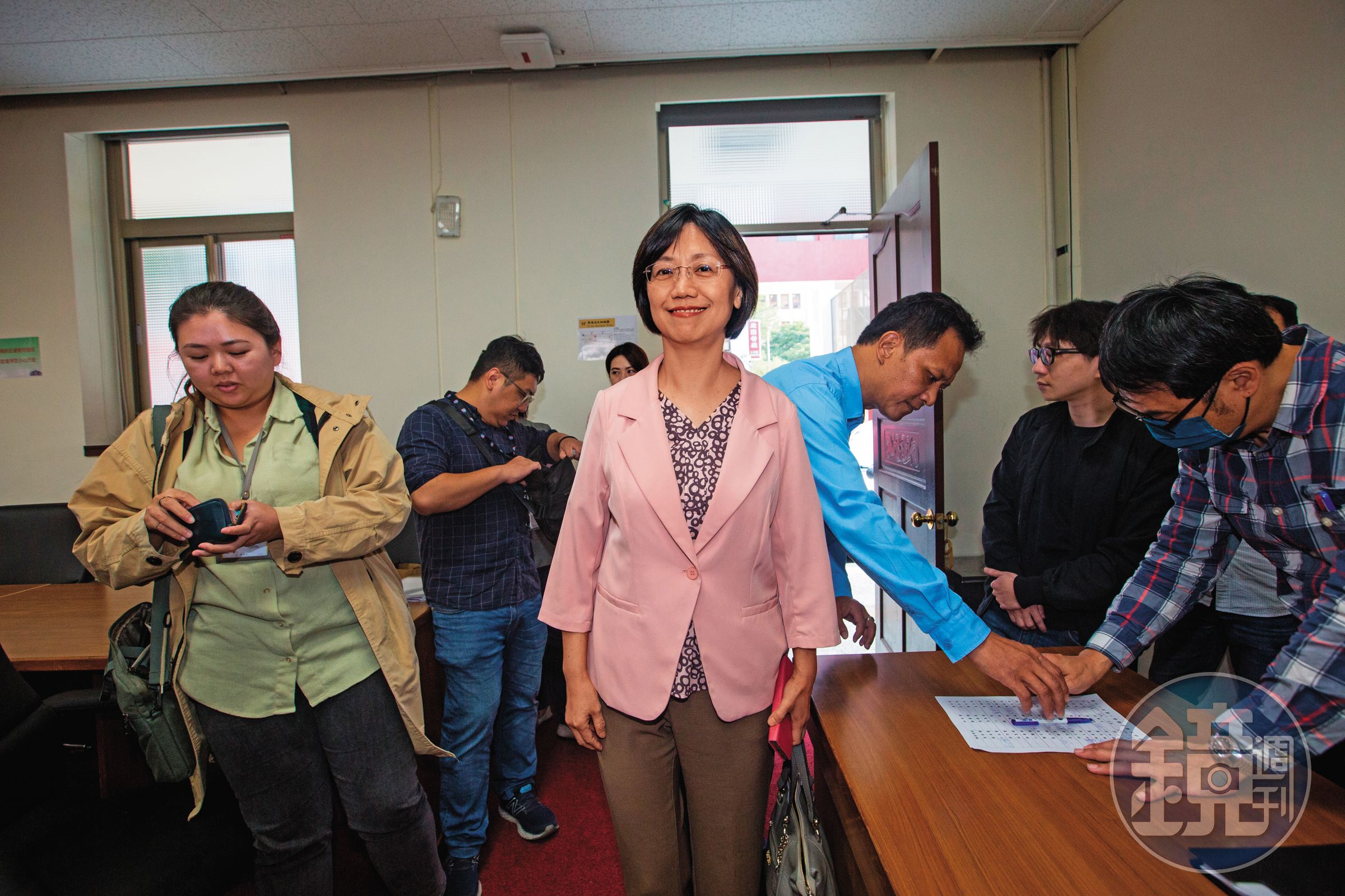 相較綠委聲量從會期開始後似乎就不見，翁曉玲（中）、徐巧芯、黃國昌等藍白立委，每天占據媒體版面。