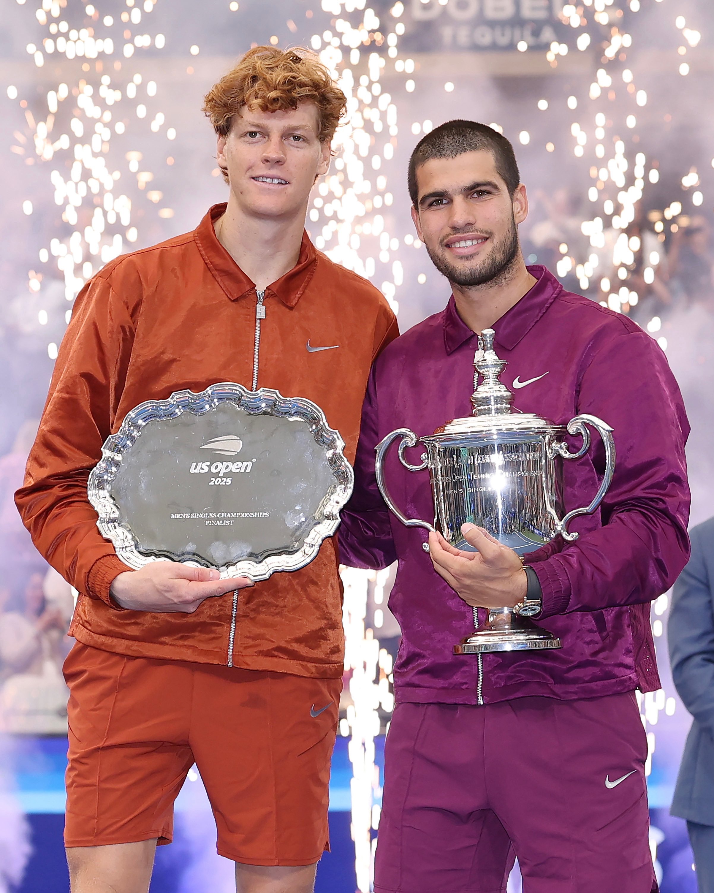 艾卡拉茲（右）擊敗辛納（左）奪下美網男單冠軍。（翻攝X@atptour）