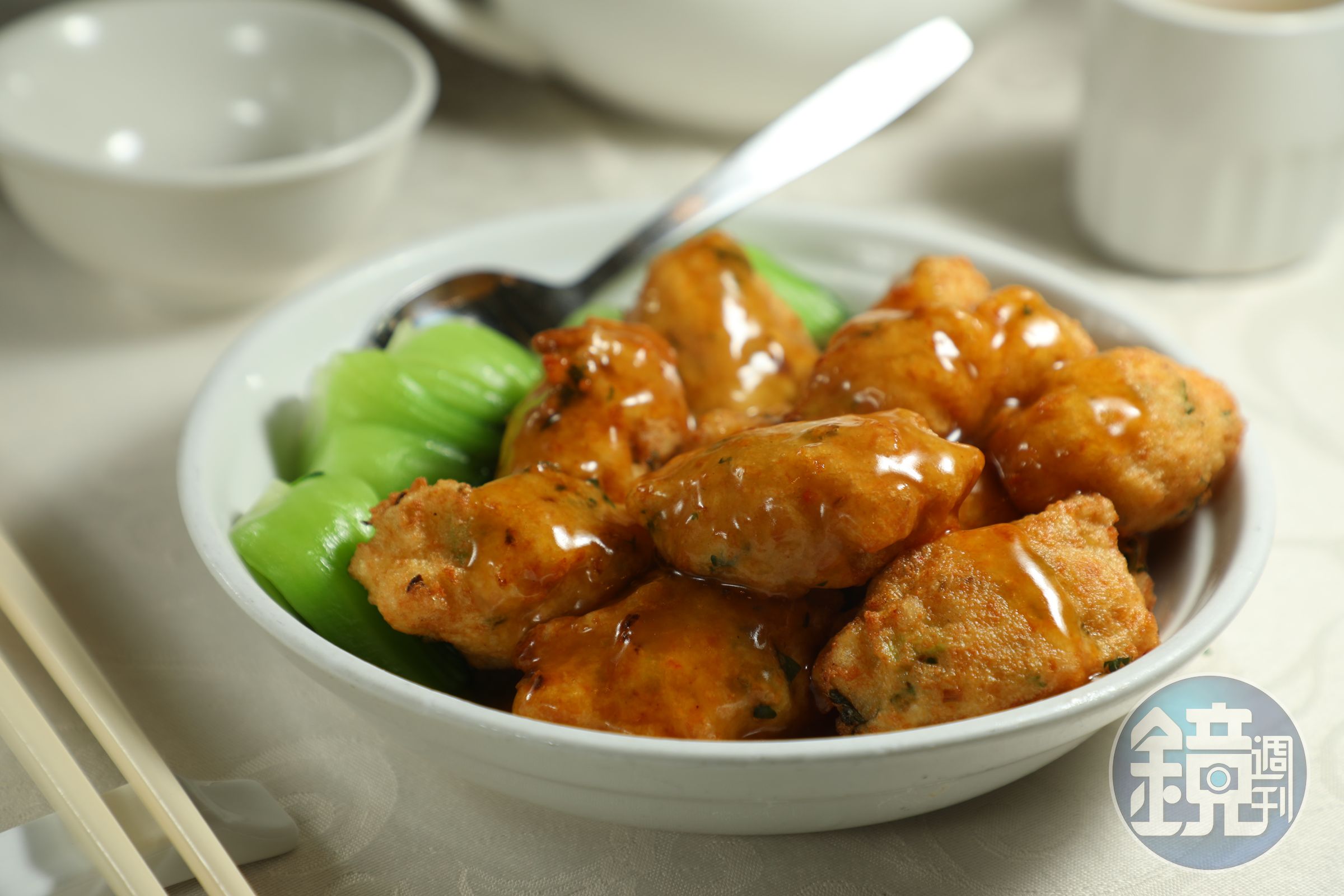 彭慶記堅持以繁複手工製作「琵琶豆腐」,魚漿與豆腐充分混合,吃來軟嫩有味。(港幣188元/份)
