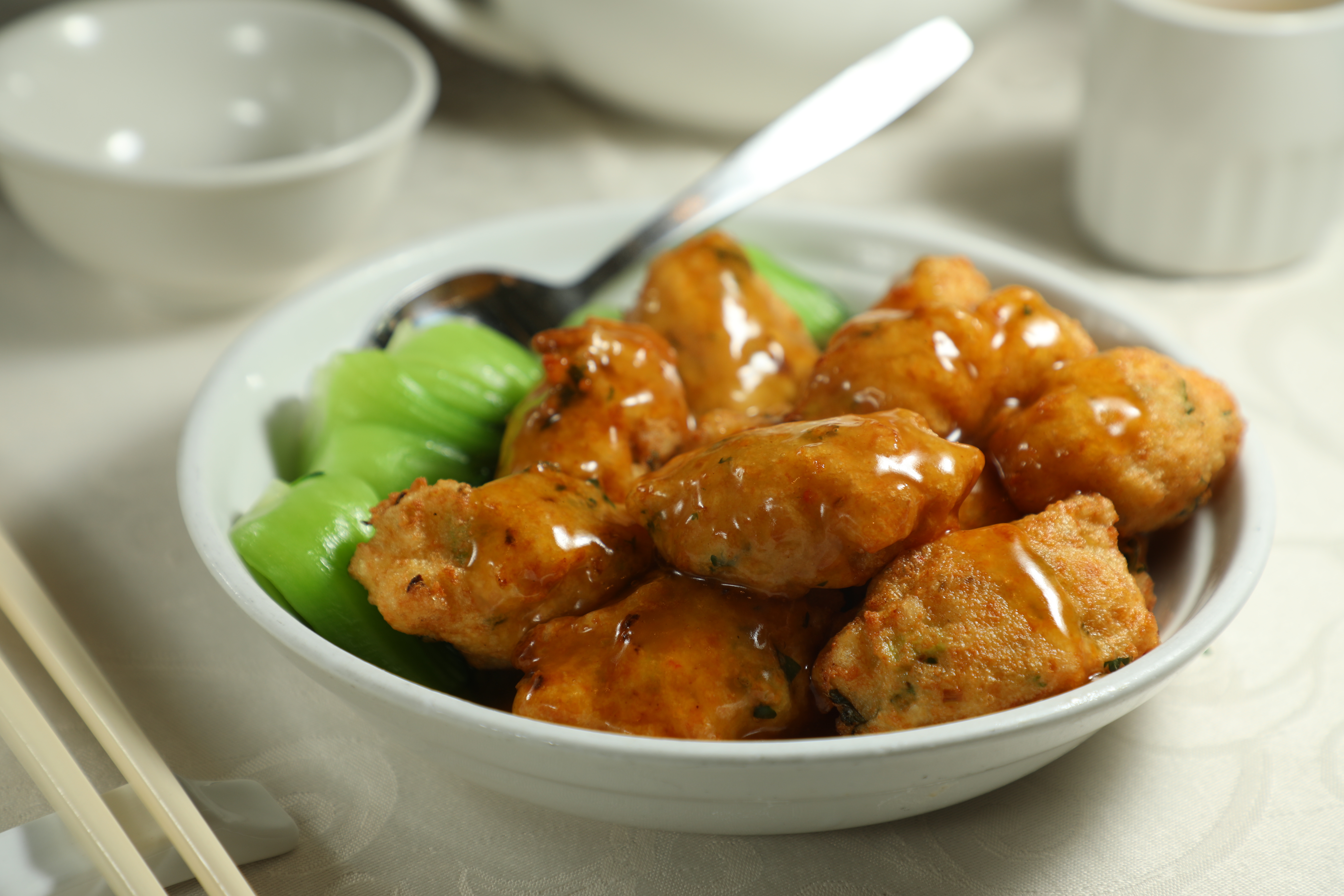 彭慶記堅持以繁複手工製作「琵琶豆腐」，魚漿與豆腐充分混合，吃來軟嫩有味。（港幣188元／份）