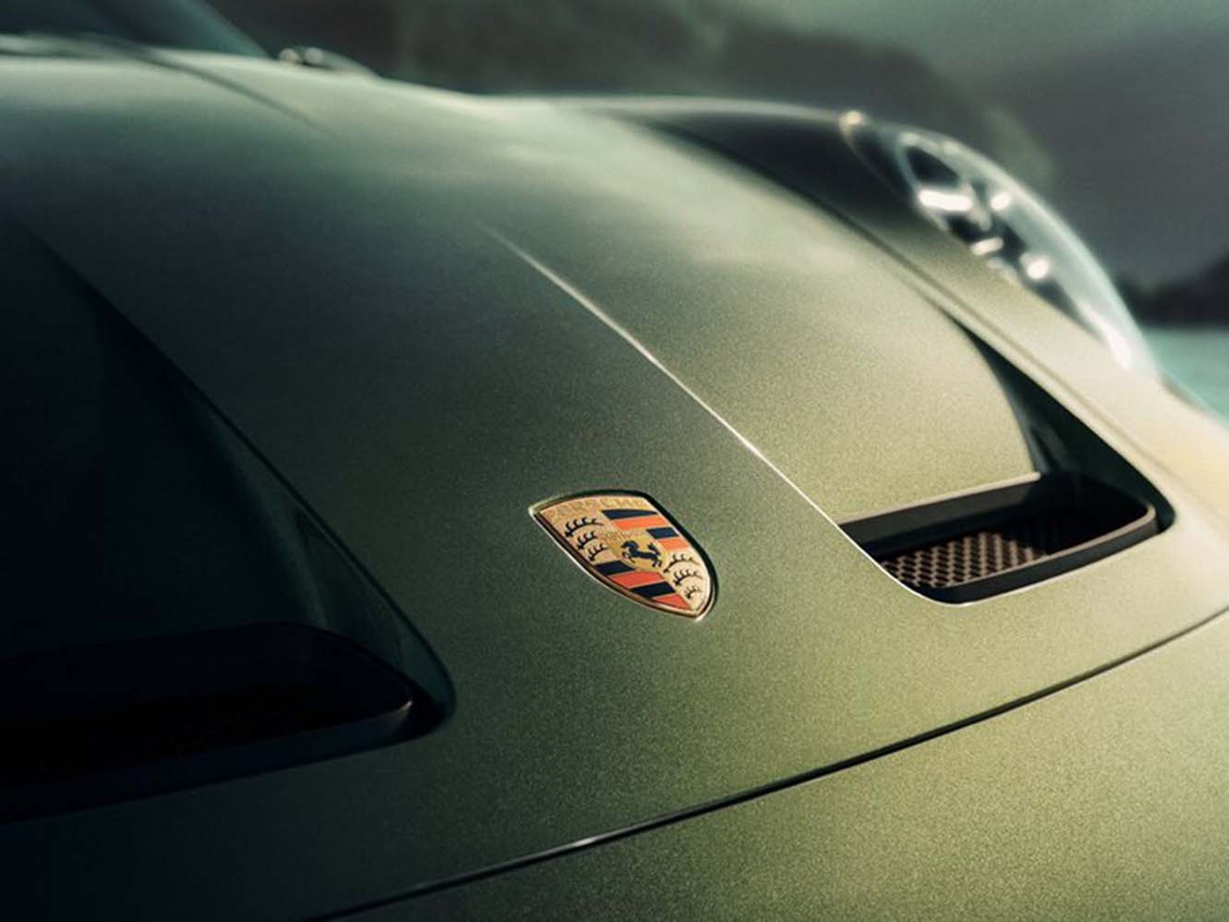 911 GT3 90 F. A. Porsche 提供了專屬的金屬 F.A. 綠色車色。