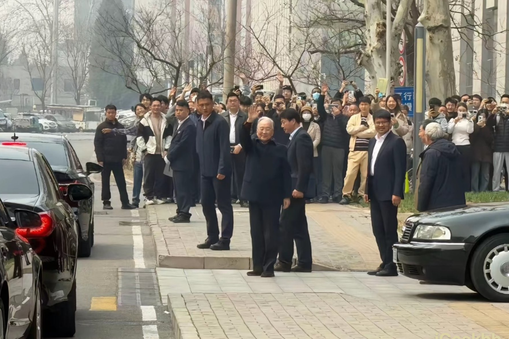 現年83歲的溫家寶27日造訪中國科學院，精神狀態不錯。（翻攝自@kiss486 X）