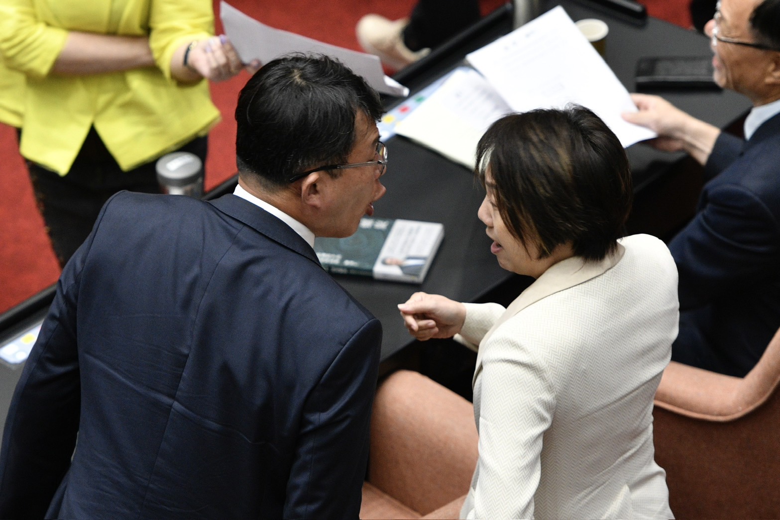 因投票爭議，黃國昌（左）怒吼范雲（右），衝突一觸即發。