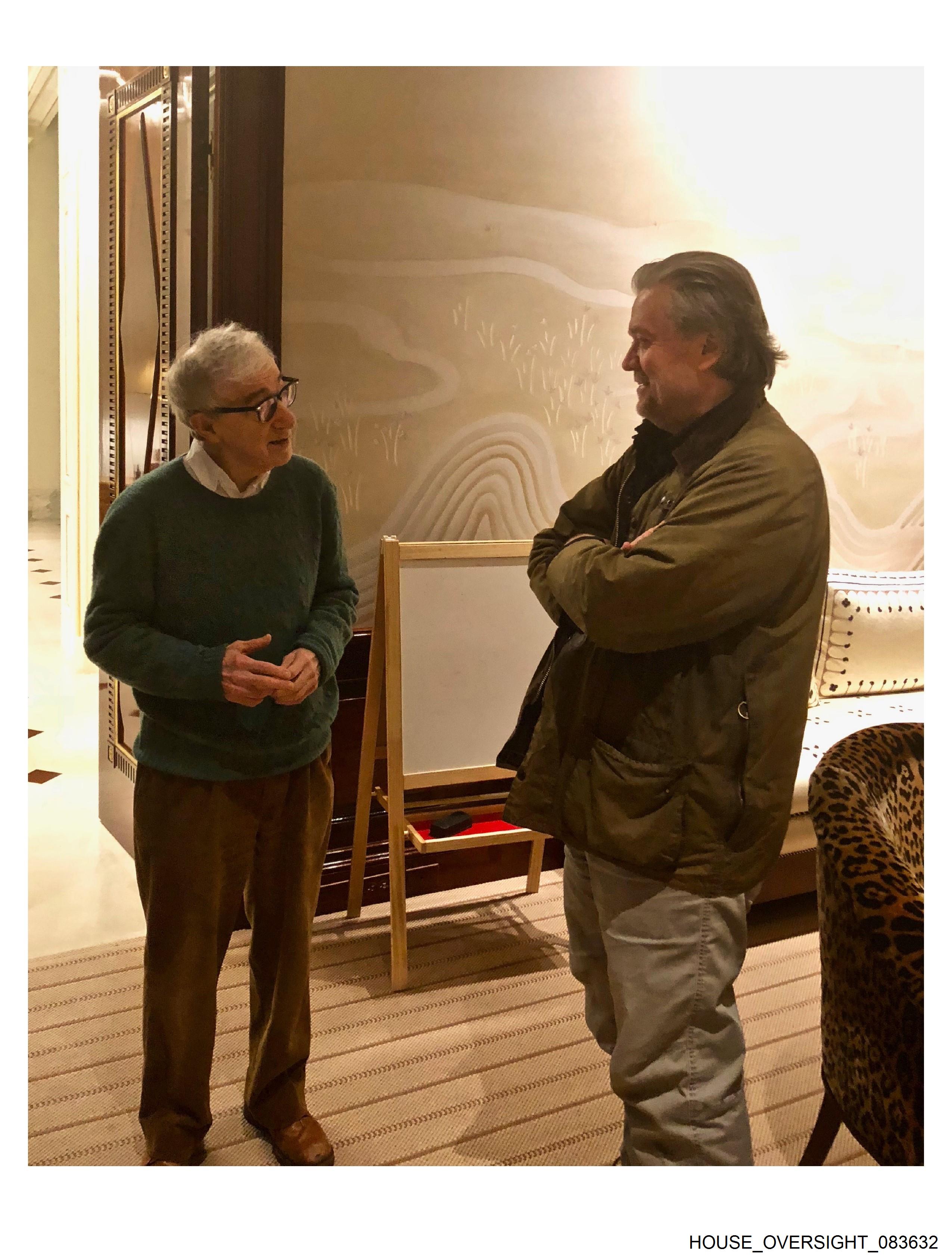 伍迪艾倫(左)和川普的前總統顧問史蒂夫班農(Steve Bannon)。(翻攝House Oversight Democrats)