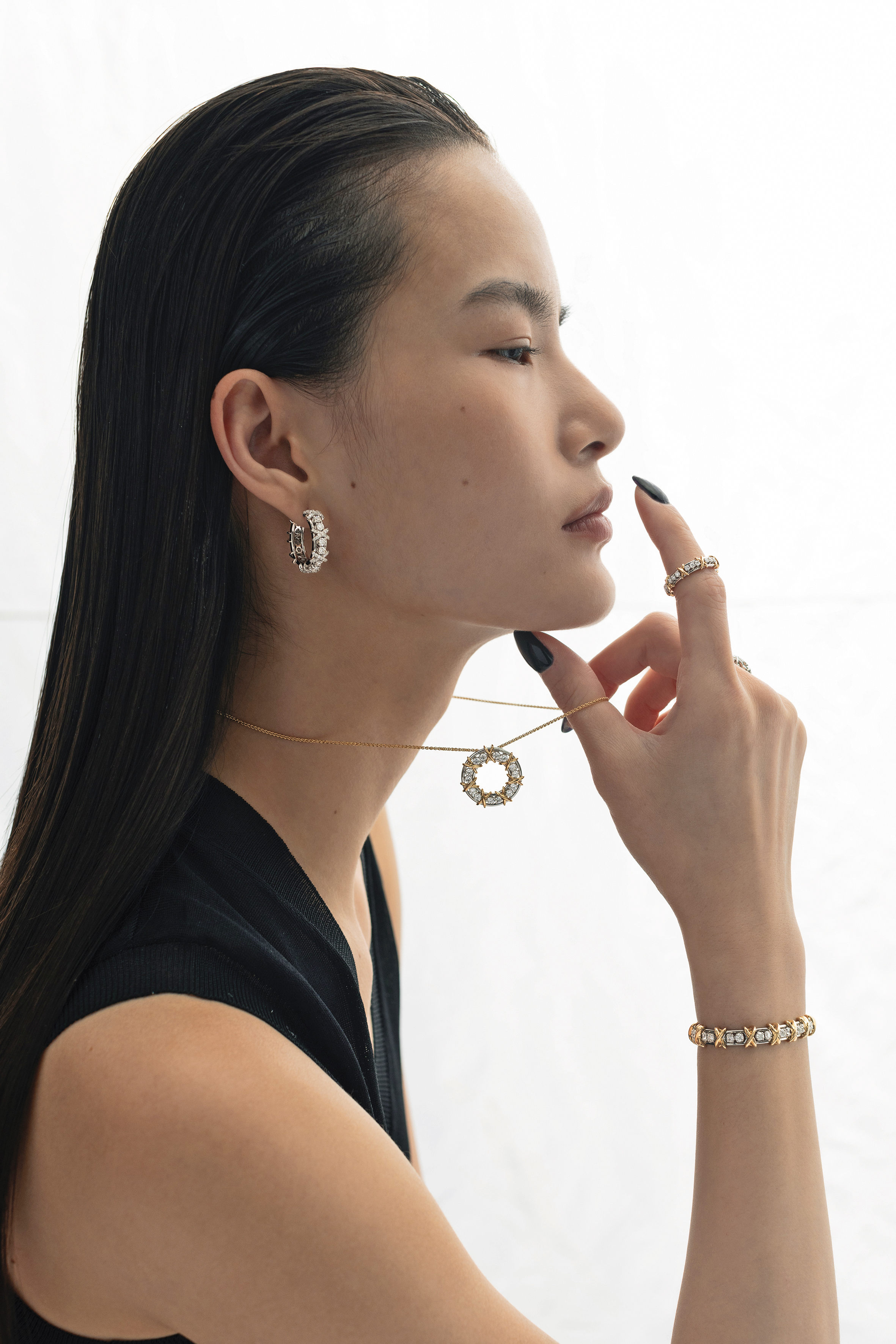 Tiffany Sixteen Stone鉑金鋪鑲鑽石耳環 NT$1,345,000 by Tiffany & Co.／（左）Tiffany Sixteen Stone鉑金與黃K金鑲鑽窄版戒指 NT$373,000 by Tiffany & Co.／（右）Tiffany Sixteen Stone白K金鋪鑽戒指 NT$555,000 by Tiffany & Co.／Tiffany Sixteen Stone鉑金與黃K金鑲鑽圓形鍊墜 NT$555,000 by Tiffany & Co.／Tiffany Sixteen Stone鉑金與黃K金鑲鑽手鍊 NT$1,680,000 by Tiffany & Co.／針織背心 價格店洽 by Fendi