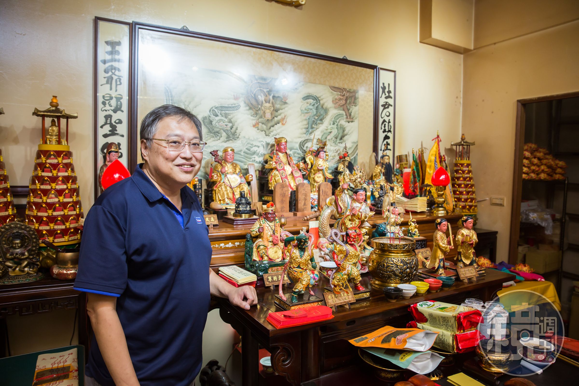 王聲文除了是獸醫師，也是神明的乩身，他開的「文新道場」是全台唯一專門幫寵物辦事的道場。