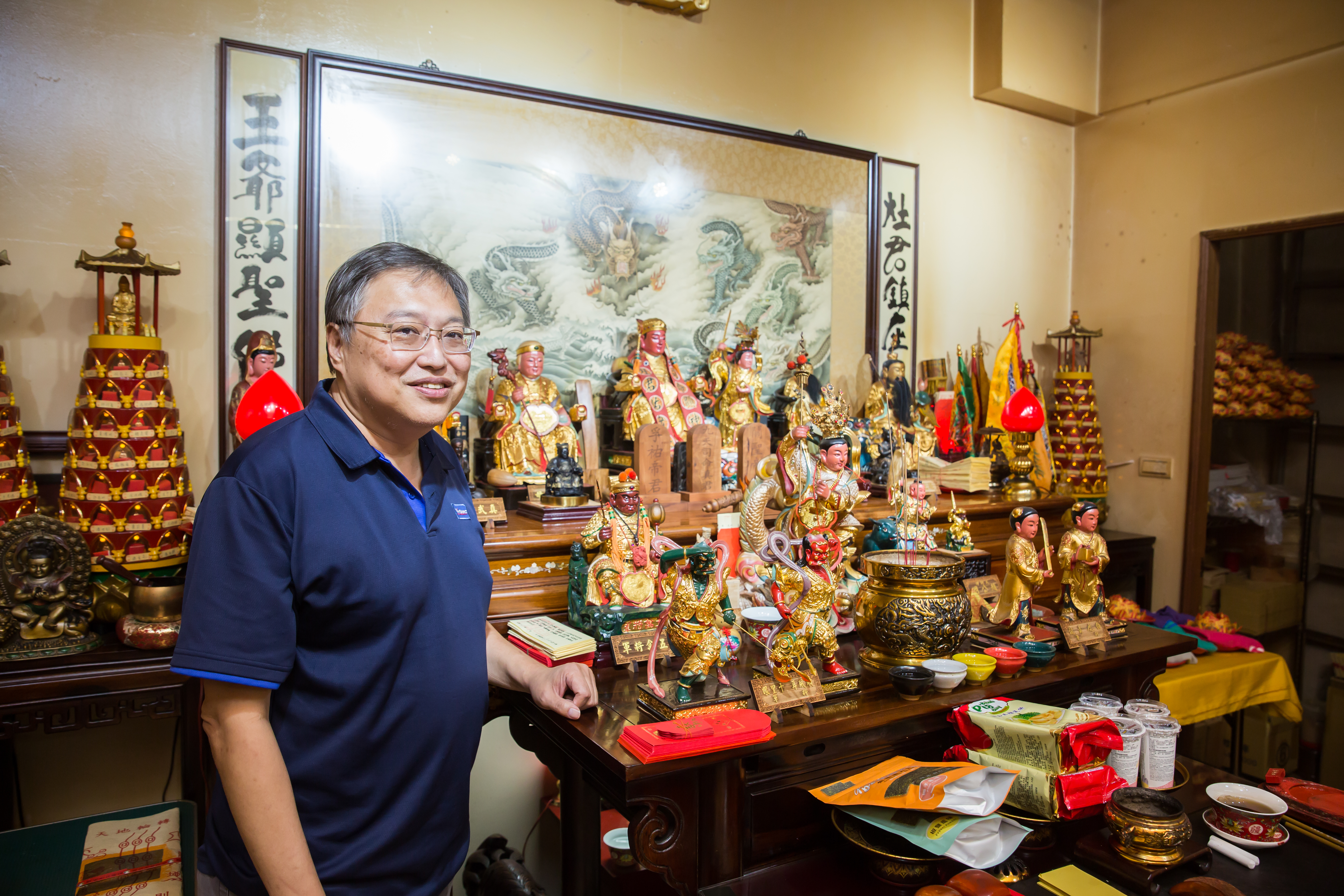 王聲文除了是獸醫師，也是神明的乩身，他開的「文新道場」是全台唯一專門幫寵物辦事的道場。