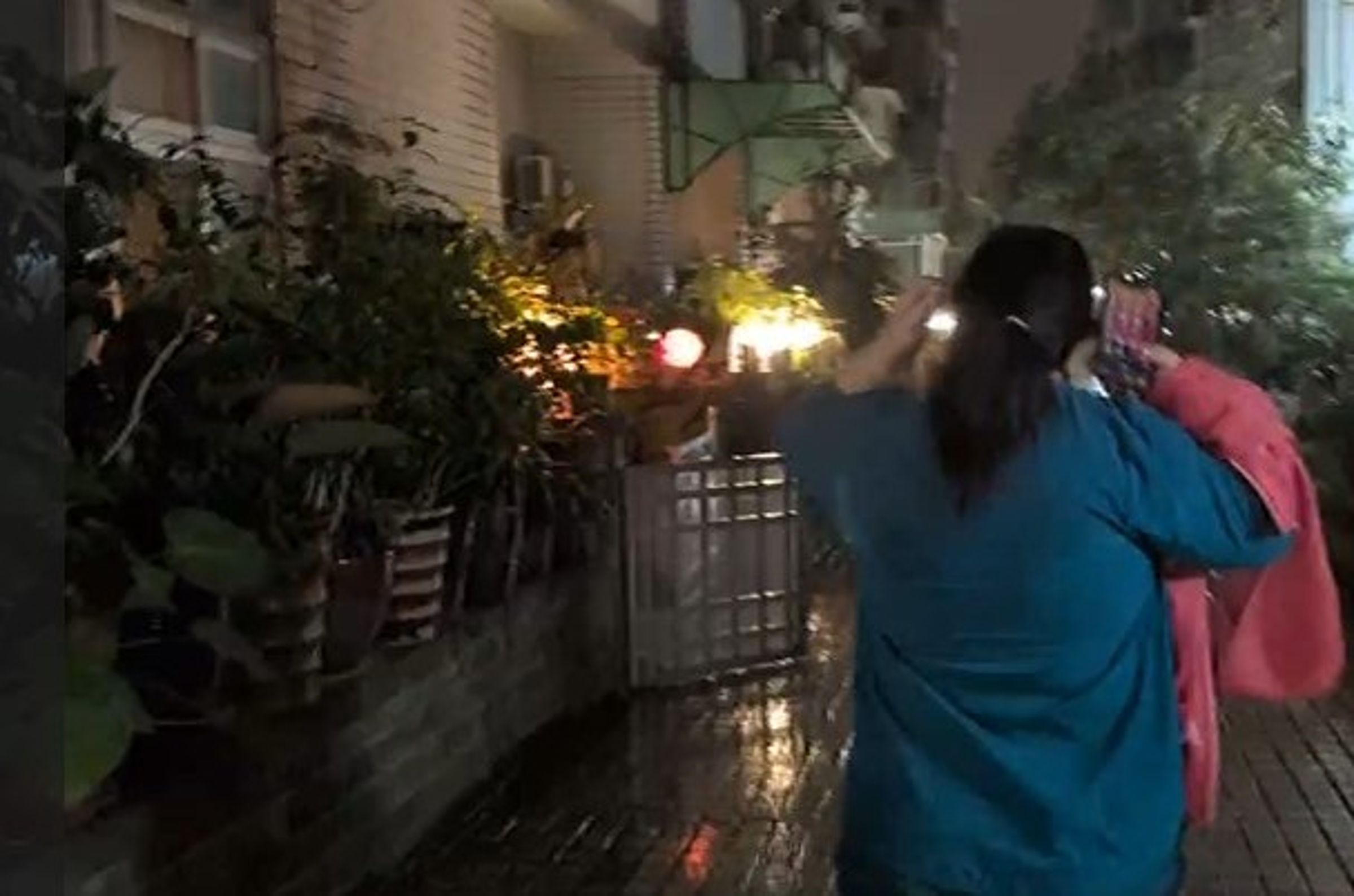 雙方在退租時針對押金問題沒有共識,女房東直接轉身要離開社區。(讀者提供)