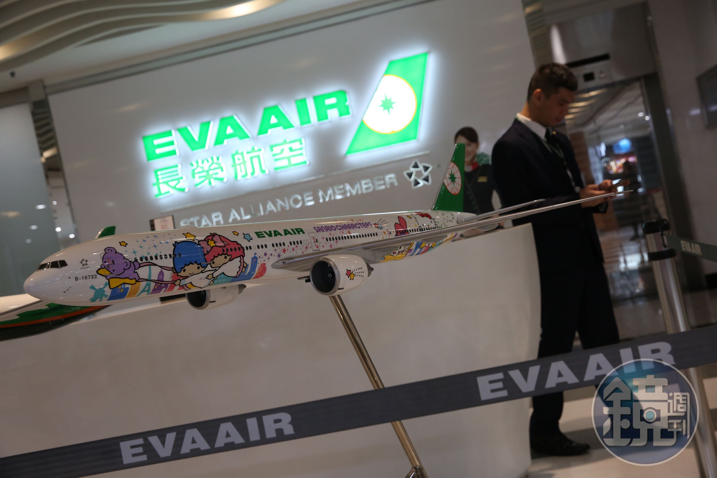 長榮機師春節旺季罷工喊停，一名自稱長榮機師揭6個月年終是底薪。示意圖，圖中人物非當事人。（本刊資料照）
