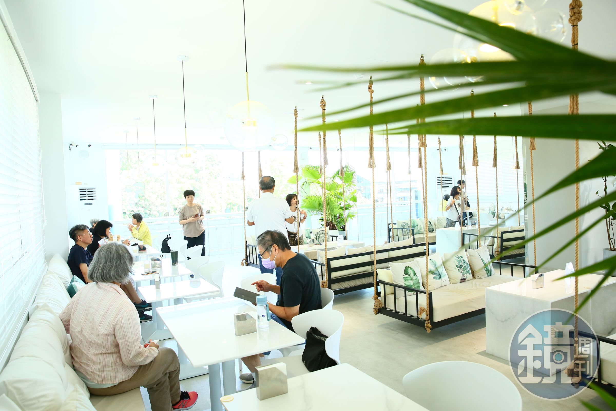 因應客人要求,呂仁山將原本的員工用餐區改為對外開放的蔬食餐廳,僅中午時段營業。