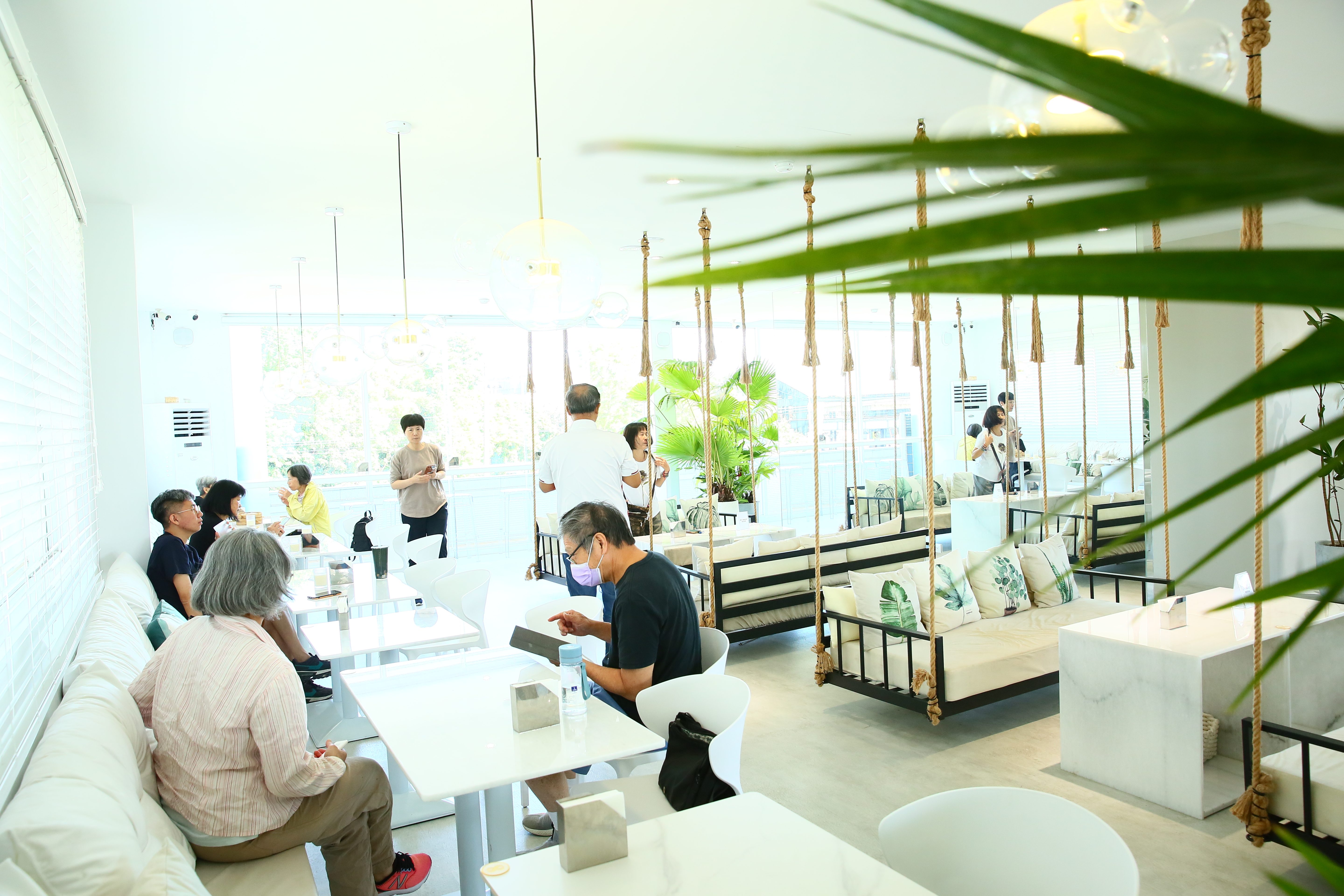 因應客人要求,呂仁山將原本的員工用餐區改為對外開放的蔬食餐廳,僅中午時段營業。