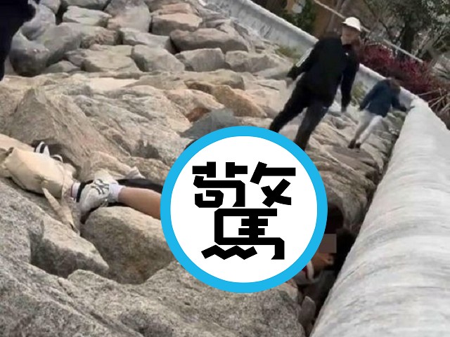 這樣也能愛？真的硬到不行，小情侶石上親熱讓遊客全看傻。（翻自lihkg.com）