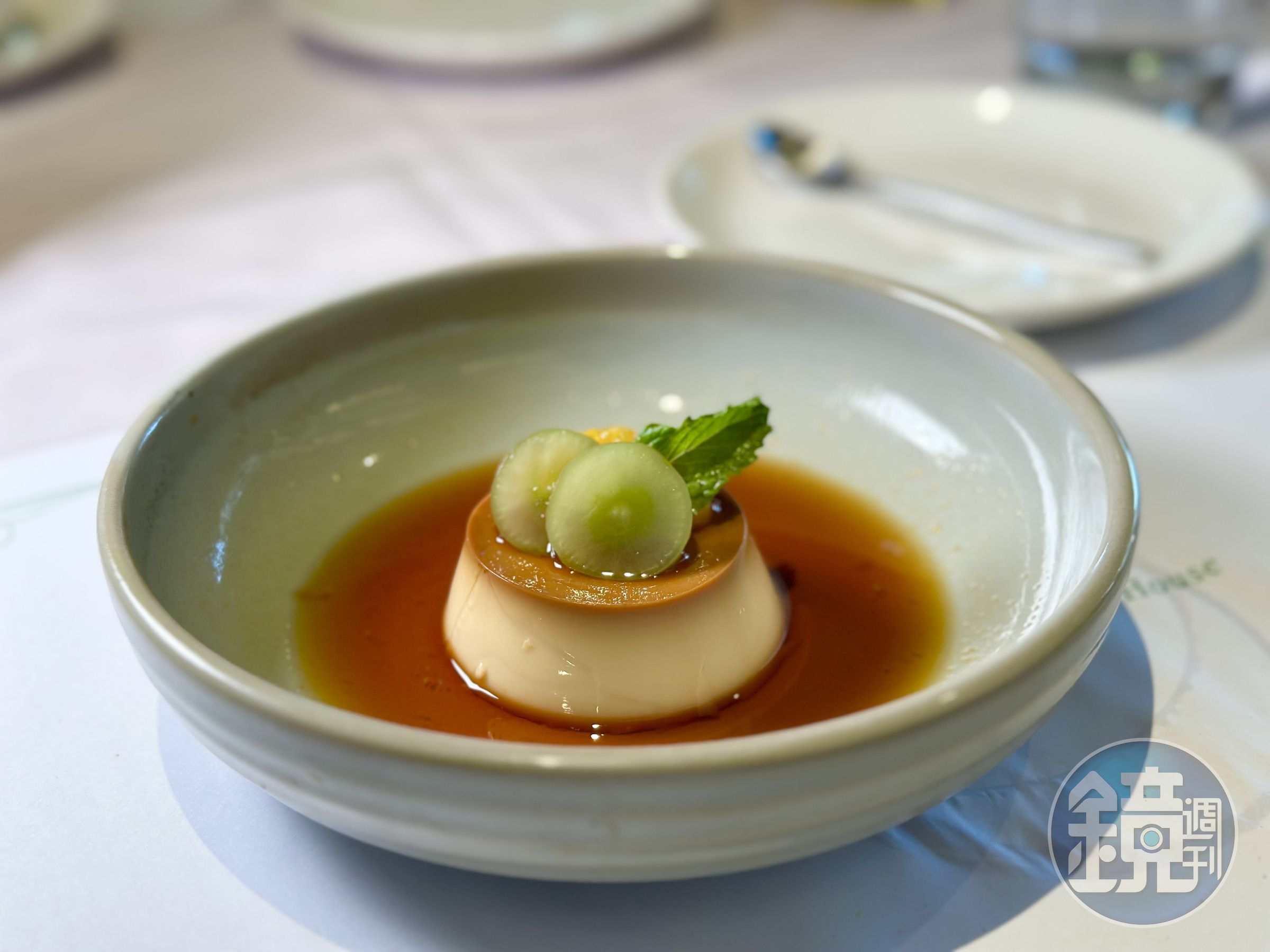 「昭和手工布丁」綿濃有焦糖香,搭配水果丁很爽口。(商業午餐需加價150元)