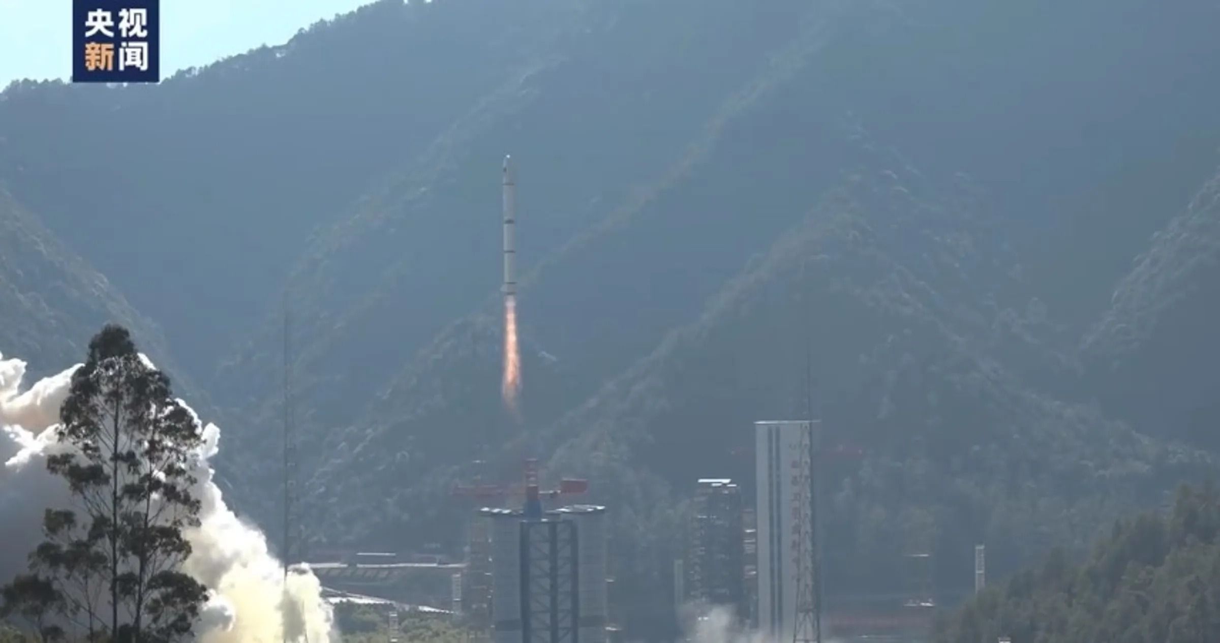 中國昨發射衛星通過我南部上空，國防部首度連發警報，提醒民眾注意。（翻攝自央視微博）
