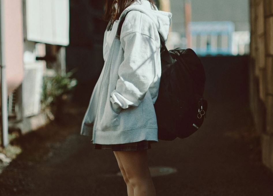 學妹交往18歲磁磚工，朋友家嘿咻1次「衰中淋病」。（示意圖；翻攝Pakutaso）