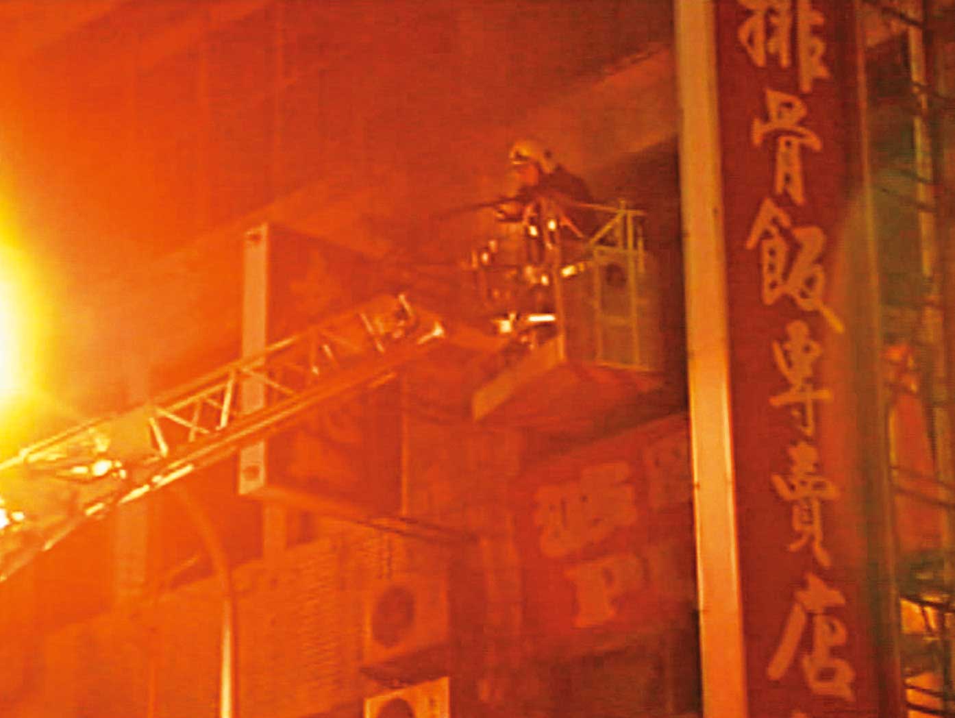 卡拉OK店樓梯間遭縱火,火勢瞬間蔓延,消防隊獲報前往現場救人。(東森新聞提供)