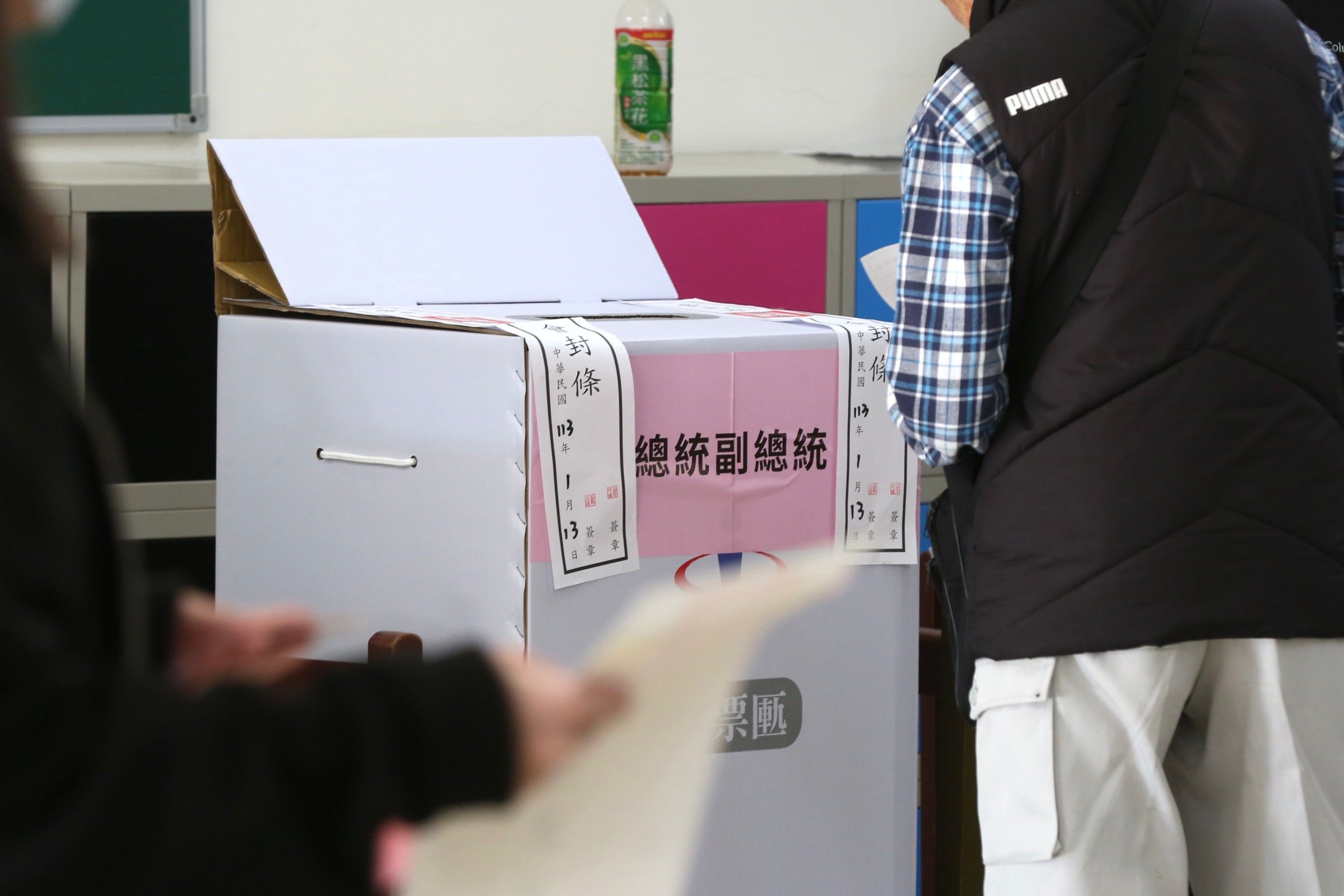 每次投票多多少少都會發生一些烏龍事件，除了忘記攜帶身分證外，還有人誤將私章蓋在選票上。（示意圖）