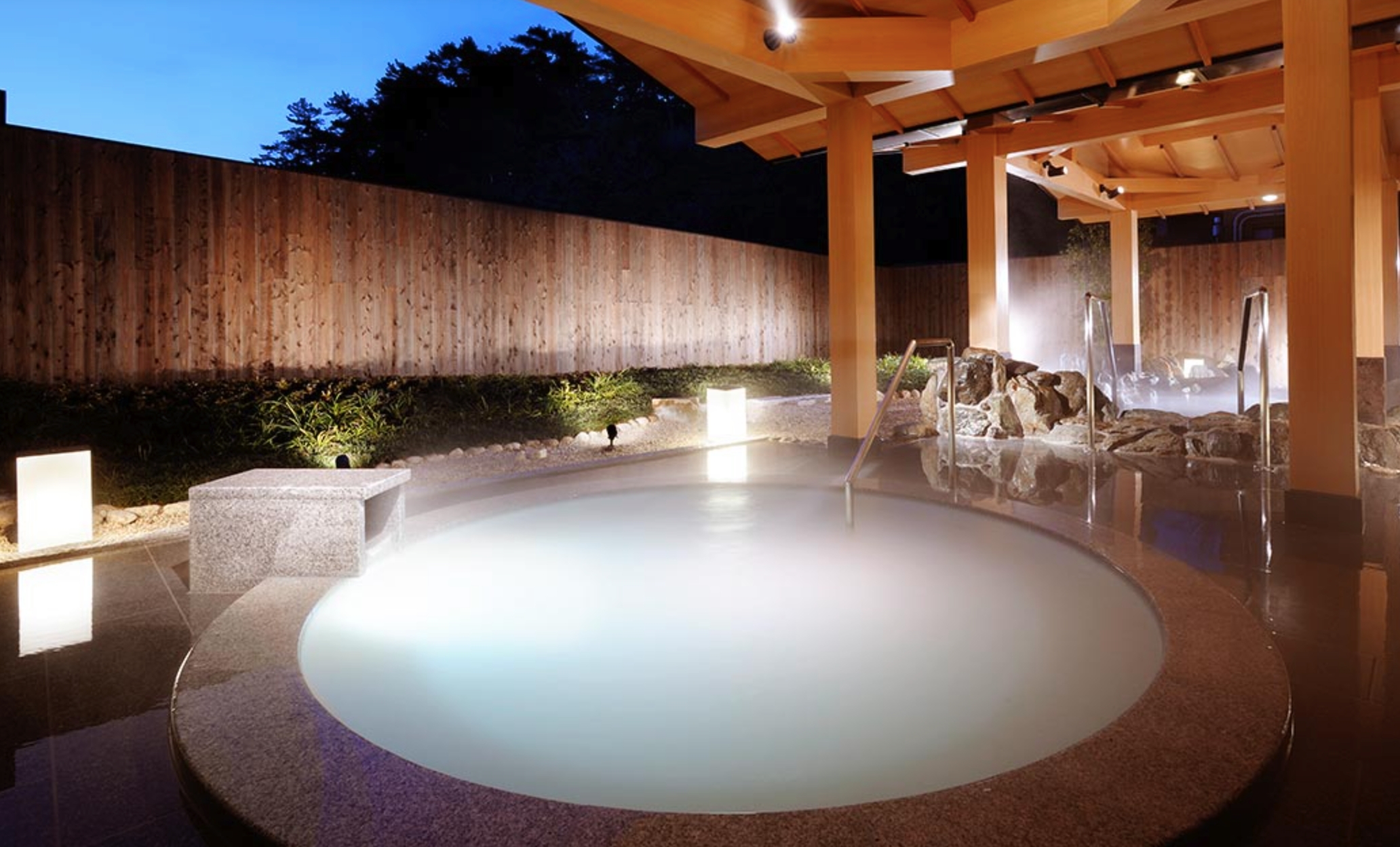 「鳥羽国際ホテル」是鳥羽老字號溫泉旅店,館內主打的珍珠粉風呂,是全日本唯一。(鳥羽国際ホテル提供)