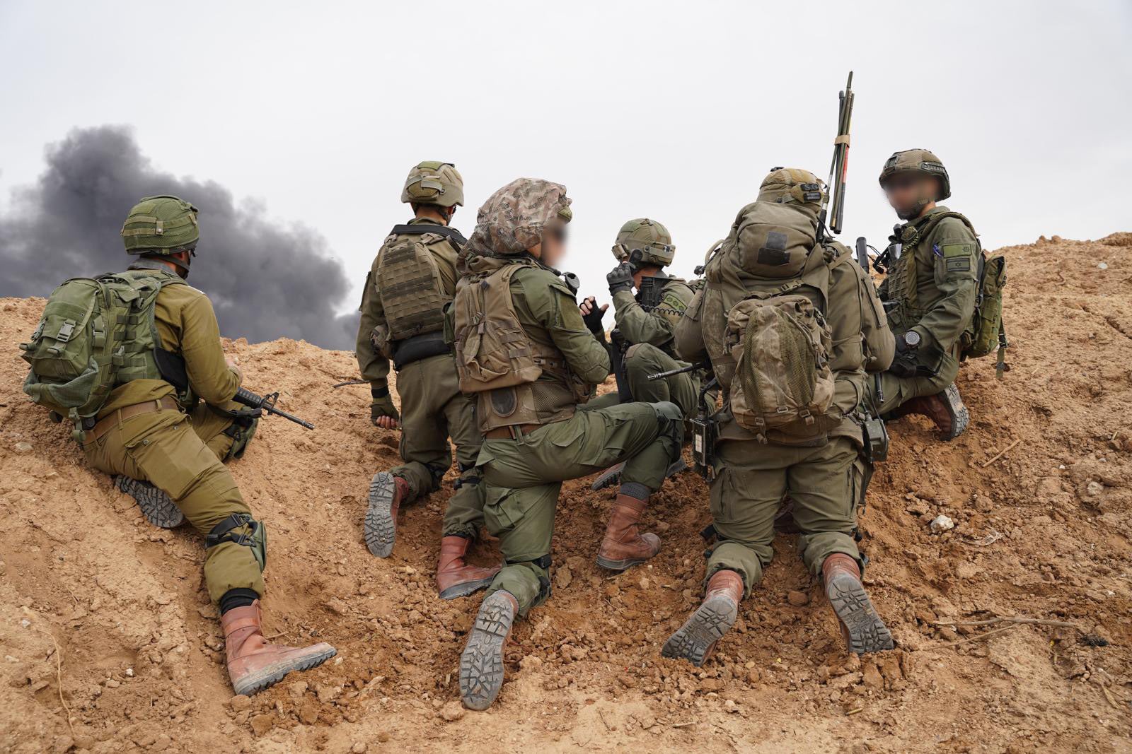 以巴戰爭持續膠著，死傷人數也持續飆升。示意圖，圖為前進加薩的以色列軍隊。（翻攝自@IDFSpokesperson X）