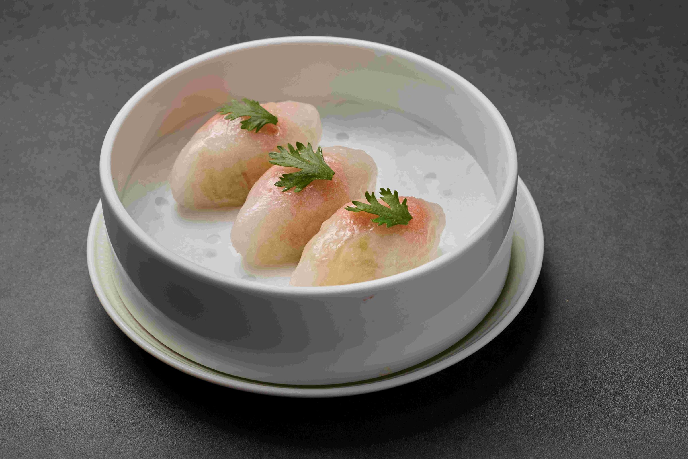 「明太子蟹粉鮮蝦餃」口口盡是鮮蝦Q彈與明太子濃鮮微辣顆粒感。（228元／3顆）（玖尹提供）