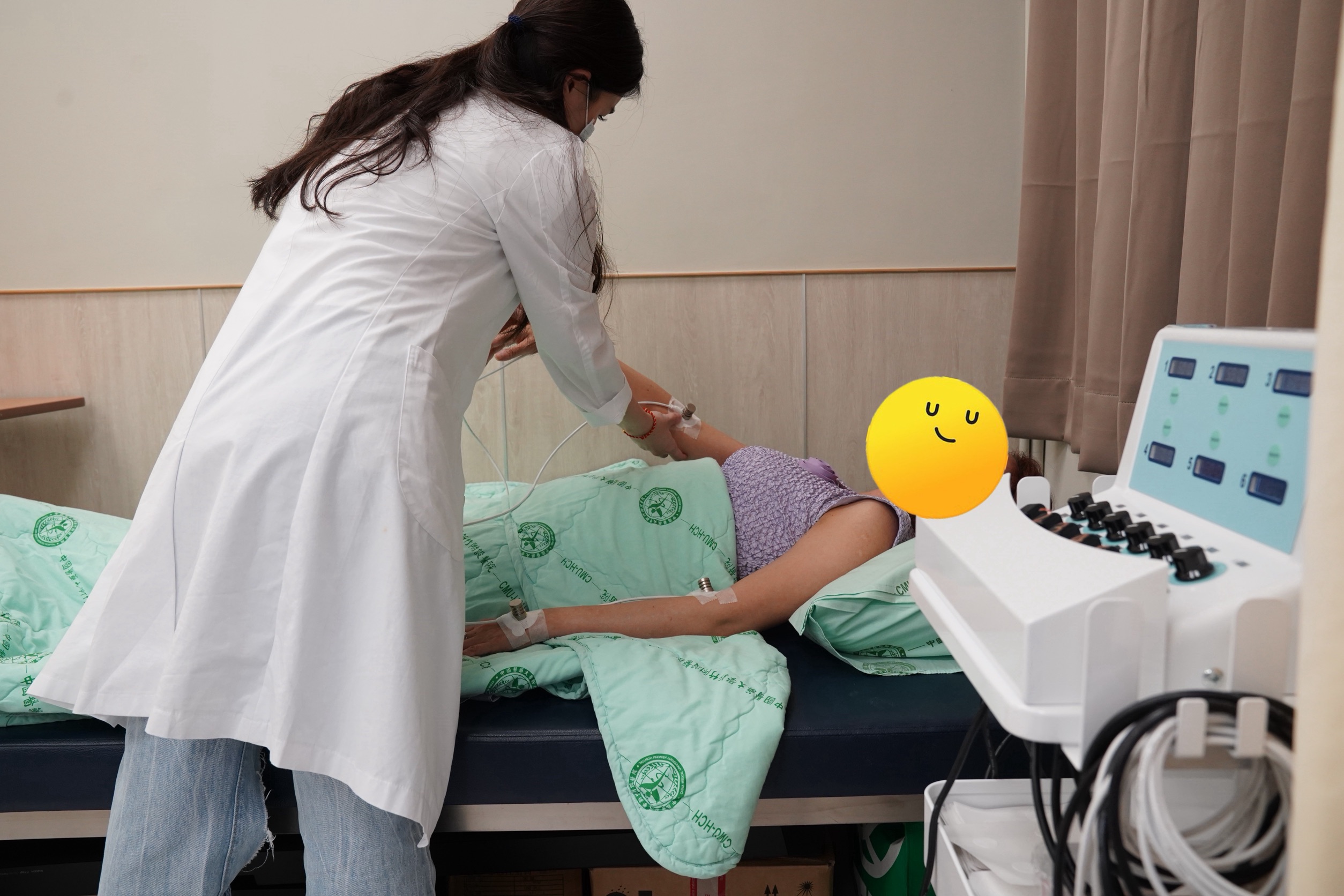 求診的女性患者經6次療程，成功改善睡眠，已可以深層睡眠。（中國醫藥大學新竹附設醫院提供）