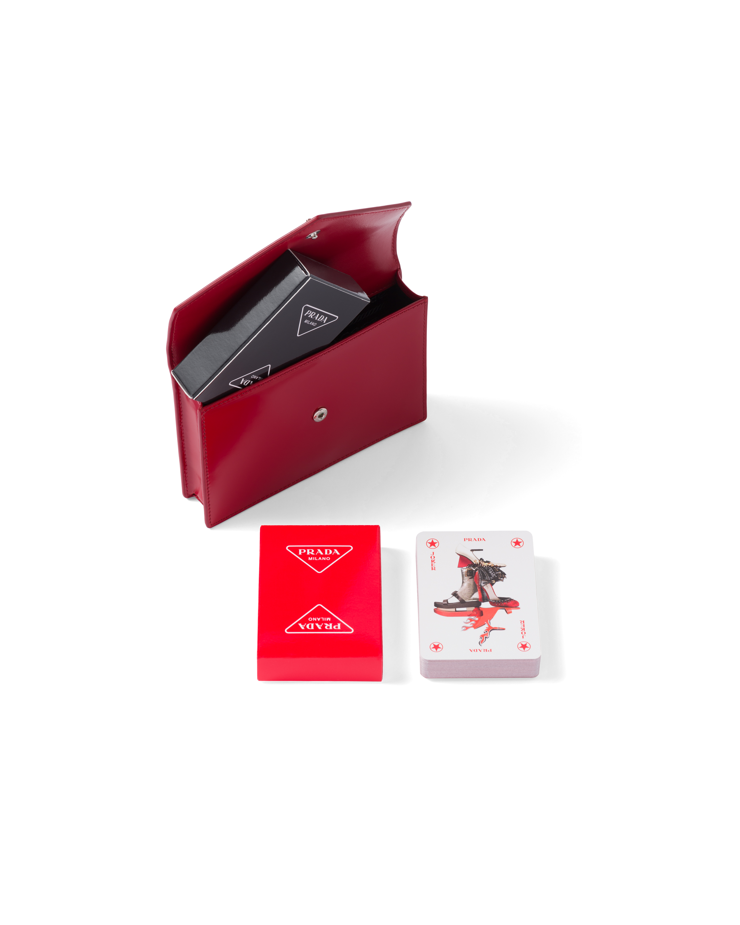 紅色皮革套撲克牌組。NT$23,000（PRADA提供）