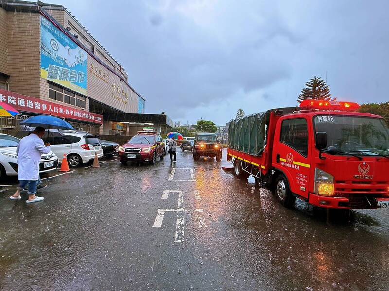 強烈降雨導致萬年溪水位急遽暴漲，大量雨水於短時間內排泄不及，直接灌入衛生福利部屏東醫院的醫療大樓地下室。（屏東醫院提供）