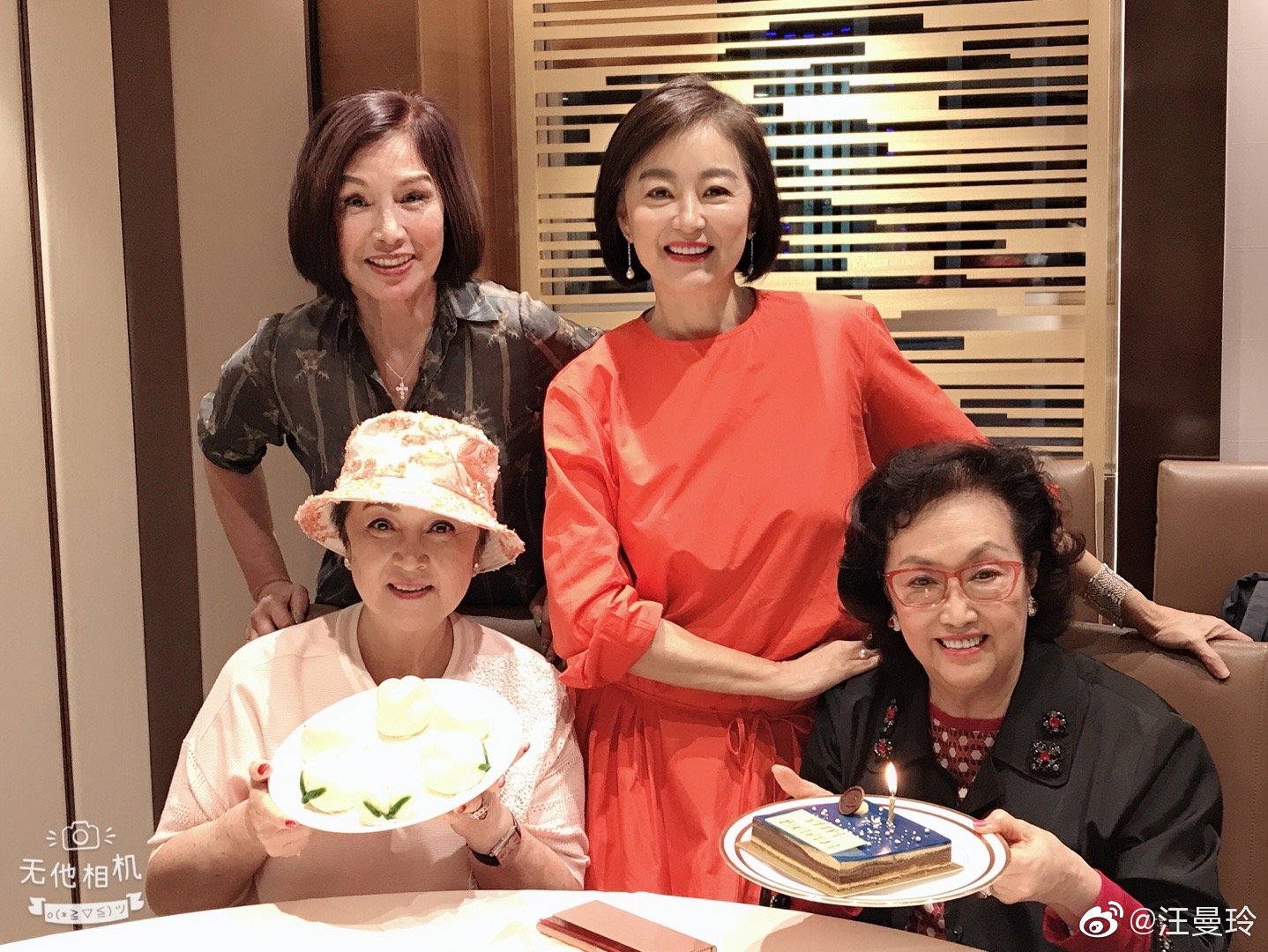 林青霞(右2)與葛蘭有段相差20多歲的忘年交,葛蘭88歲生日時,她與甄珍(前排左)、姚煒(後排左)等人為她慶生。(翻攝汪曼玲微博)