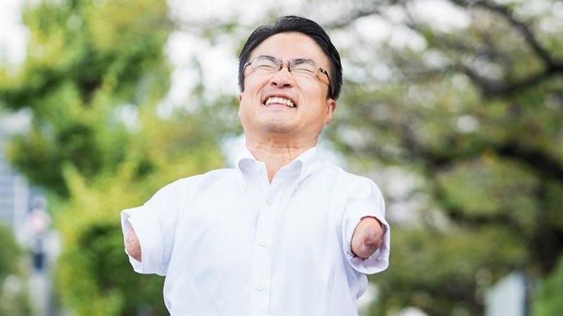 日本知名殘疾作家乙武洋匡近日以「地獄級自嘲」力挺被貼上「不體貼不孕者」的女模特兒,意外掀起輿論討論。(翻攝自翻攝自乙武洋匡X)