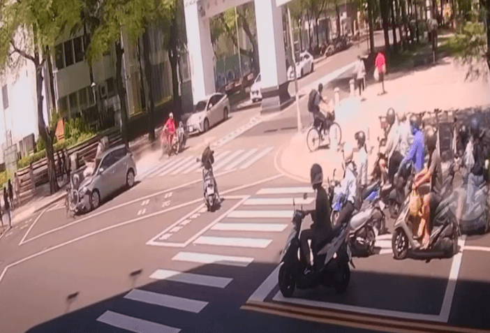 劉婦駕車暴衝撞毀29車並致1死2傷。（翻攝畫面）