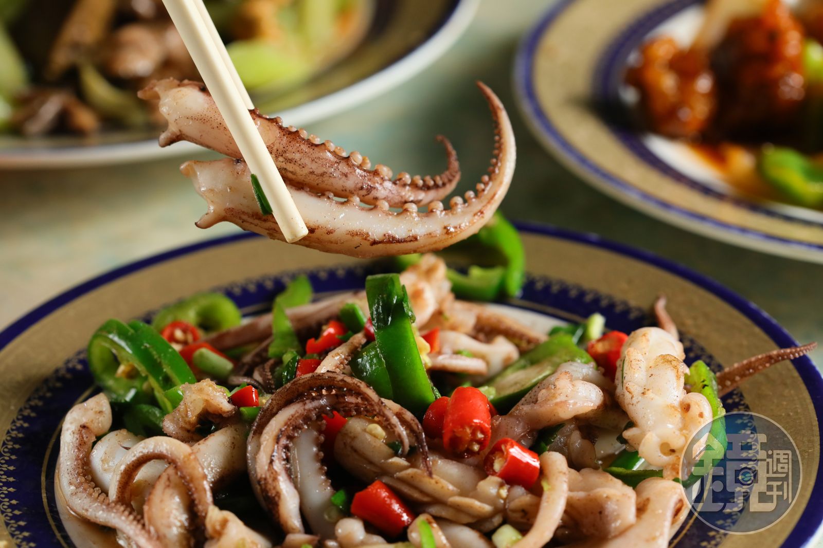 「椒鹽鮮魷」的魷魚不裹粉油炸，吃的是新鮮魷魚的鮮嫩甜美。（港幣75元／份，約NT$282）