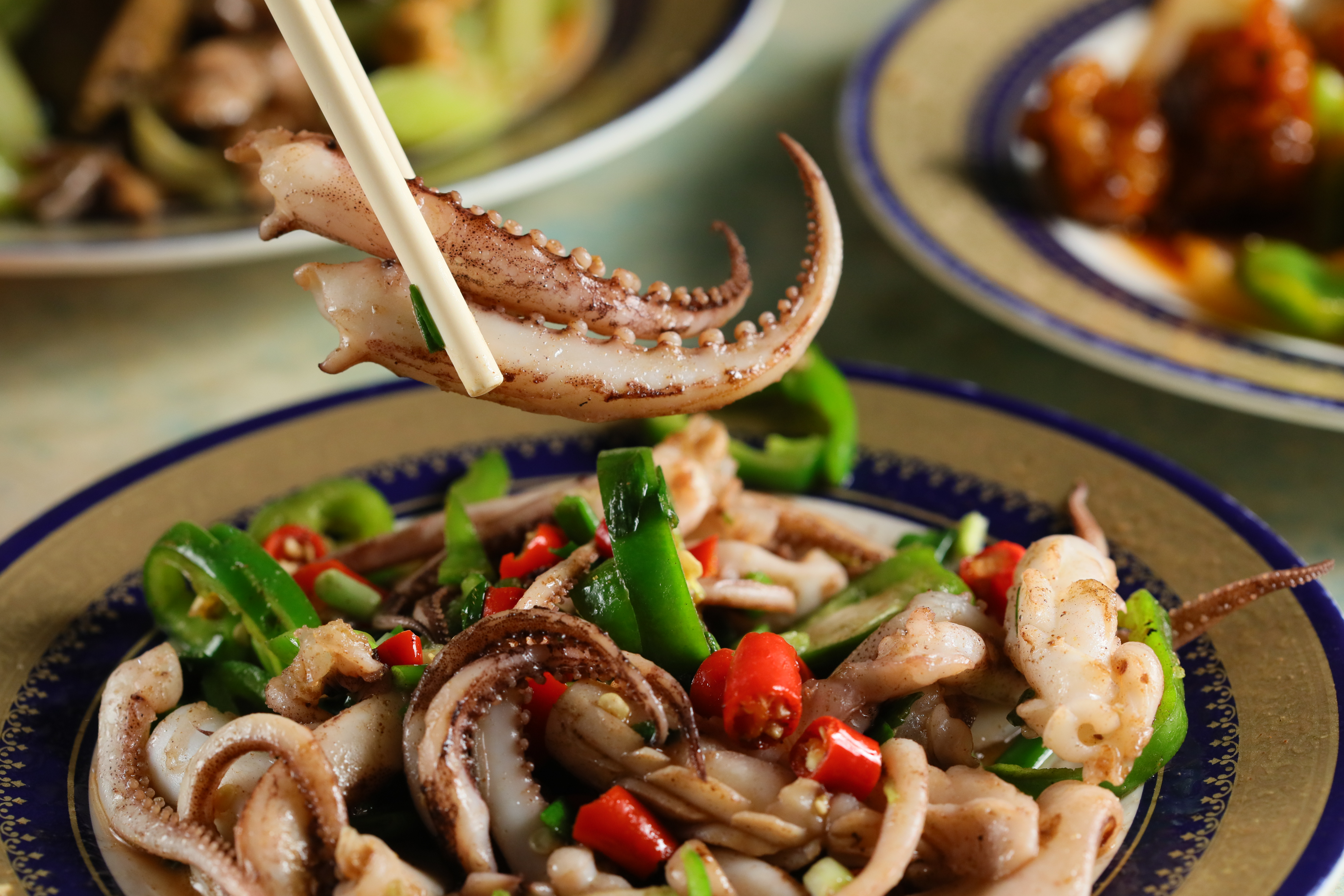 「椒鹽鮮魷」的魷魚不裹粉油炸,吃的是新鮮魷魚的鮮嫩甜美。(港幣75元/份,約NT$282)