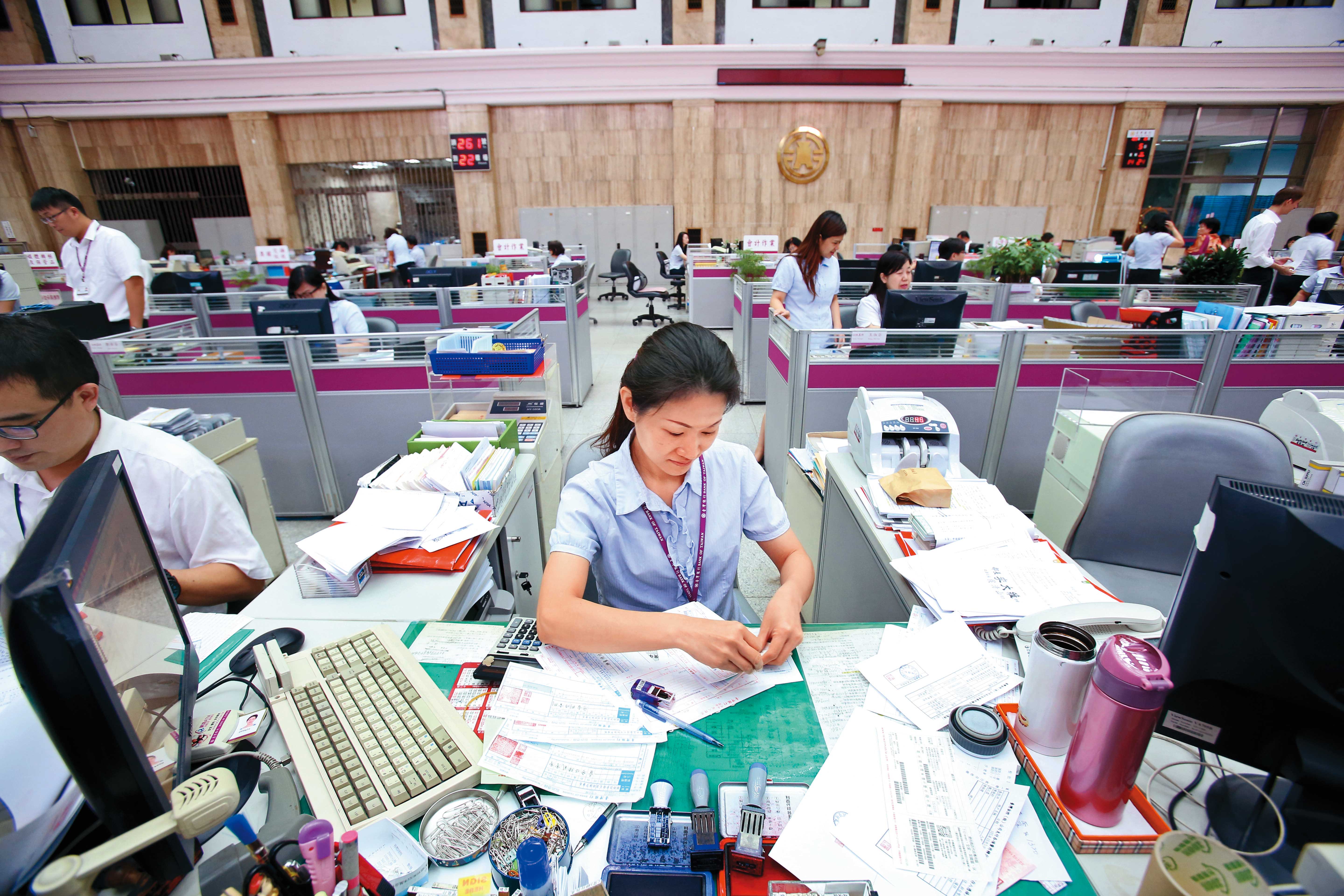 台銀金飯碗掉漆只是冰山一角,整體國家公務員的鐵飯碗,如今同樣面臨雪崩的危機。(鏡報董孟航)