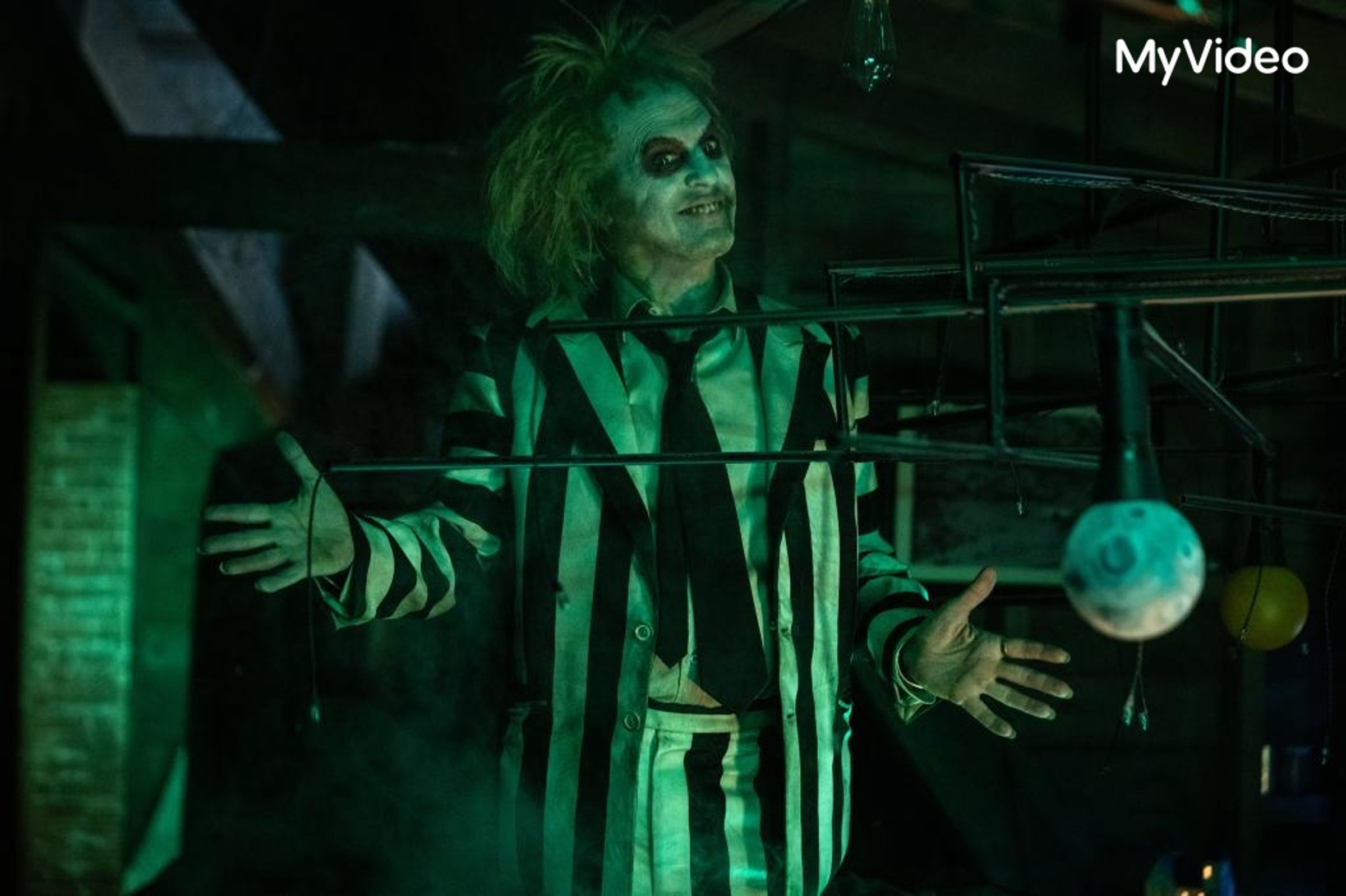 提姆波頓睽違36年集結原班人馬,再推出續集電影《陰間大法師 BEETLEJUICE 搶先版》。(台灣大哥大MyVideo提供)