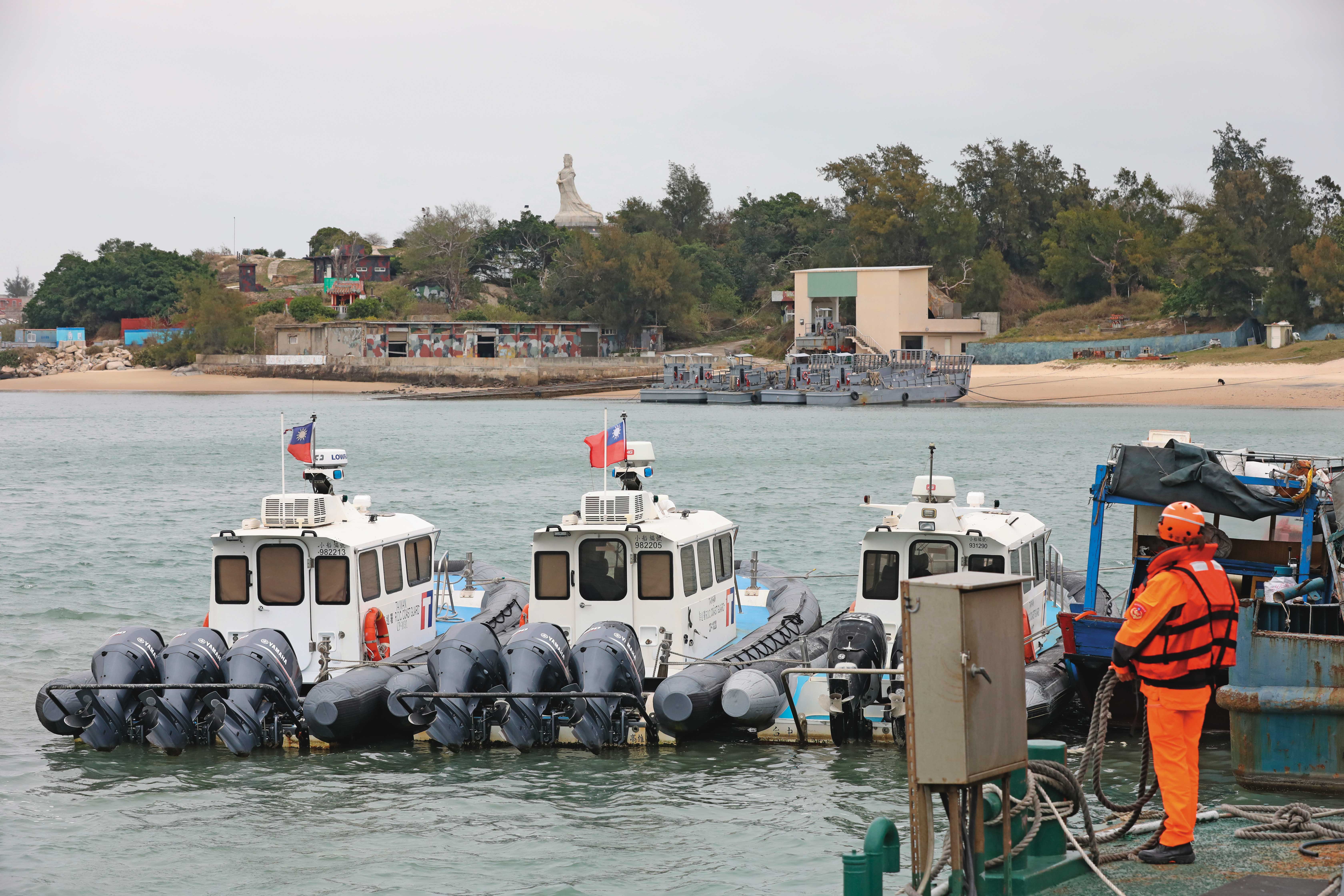 澎湖漁船出事，新聞報導強調，我方海巡艦隻深入對岸水域。若是老共硬幹，可優勢海上武力，扣留我方海巡艦艇。