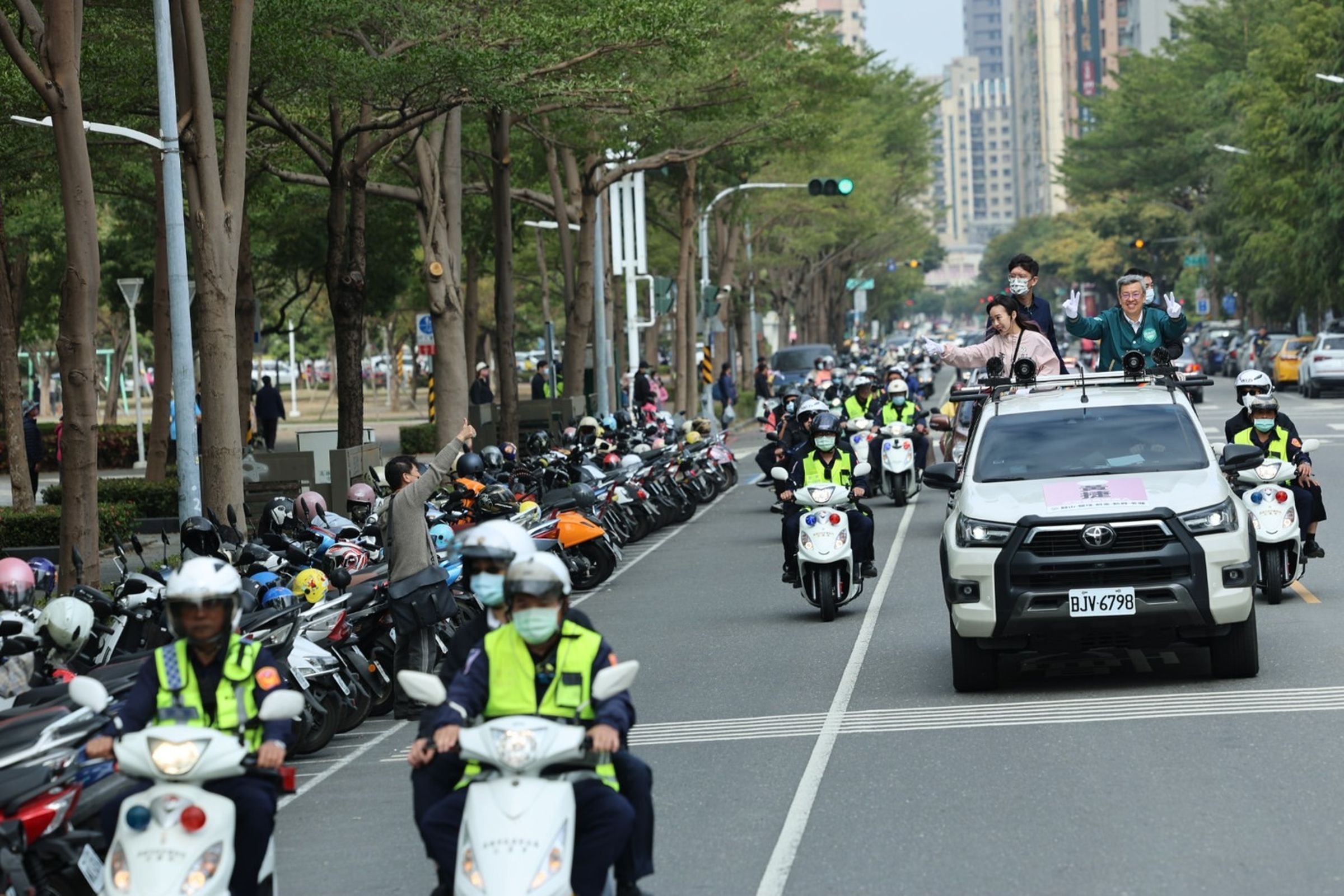 陳建仁陪同黃捷車掃，獲民眾熱烈支持。（黃捷競選總部提供）