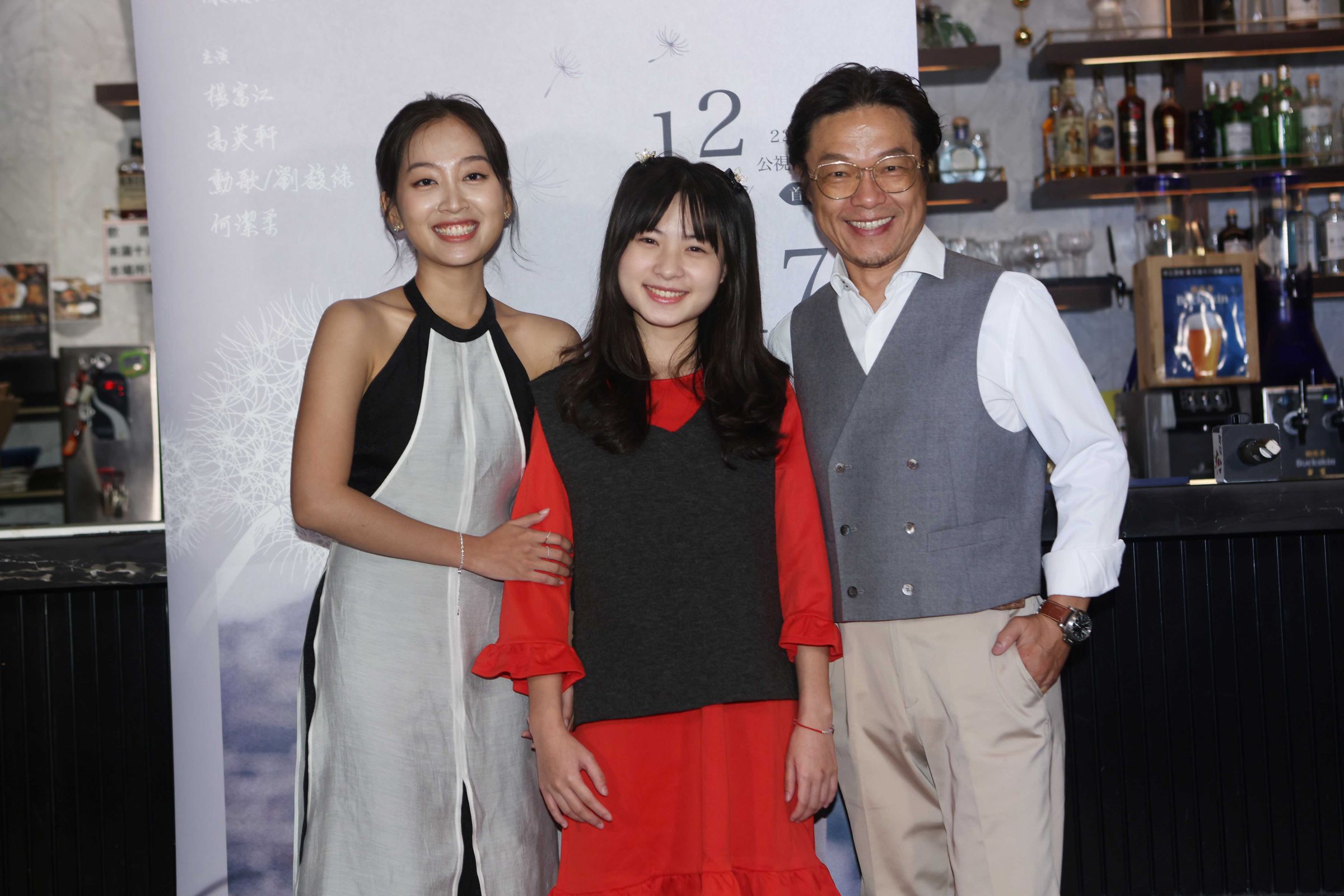 楊富江和劉馥緣和何潔柔在戲裡演一家人。（公視提供）