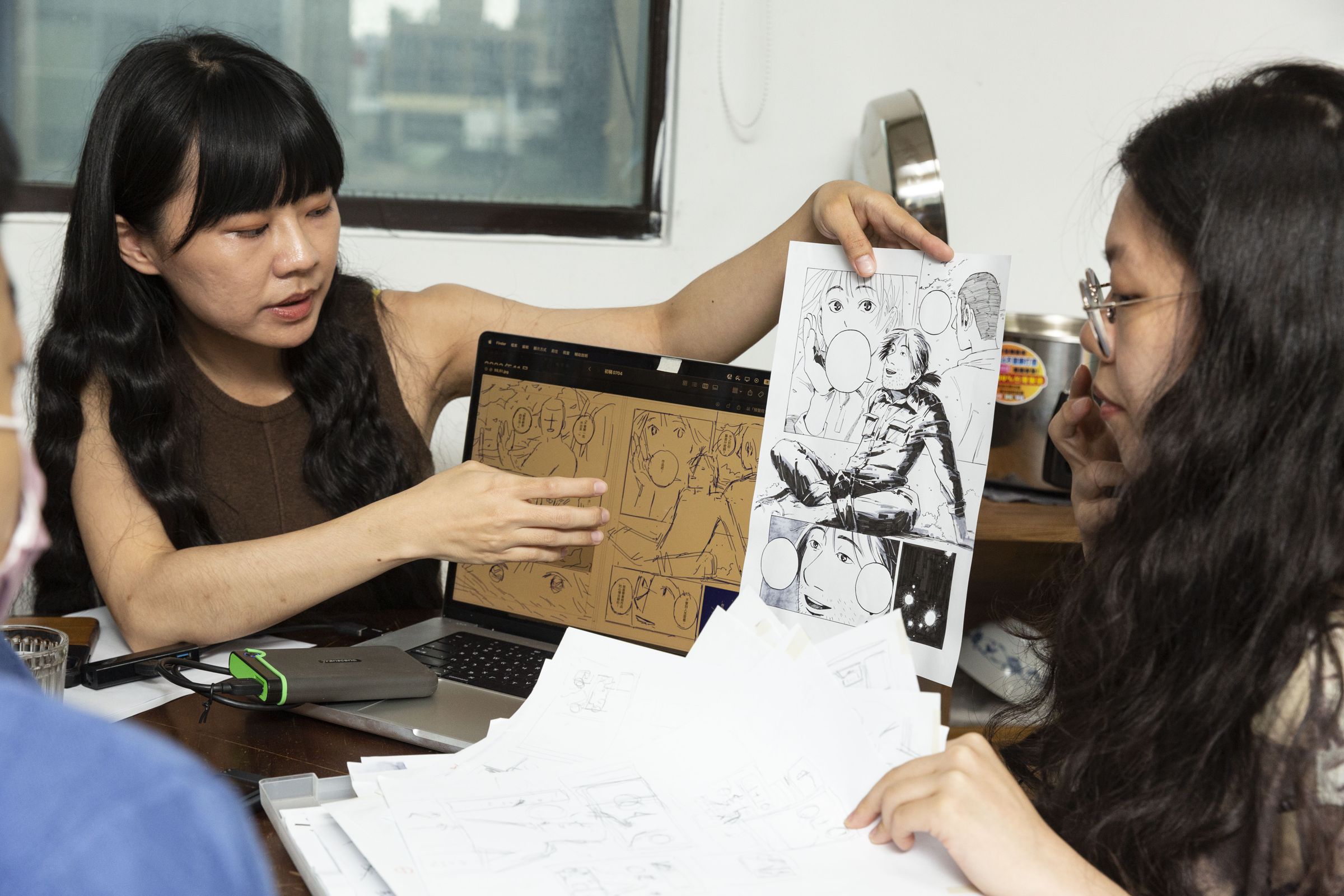 編劇何安妘(左)與漫畫家Ning Lu(右)共同創作〈酒是作品-吉野一號〉。