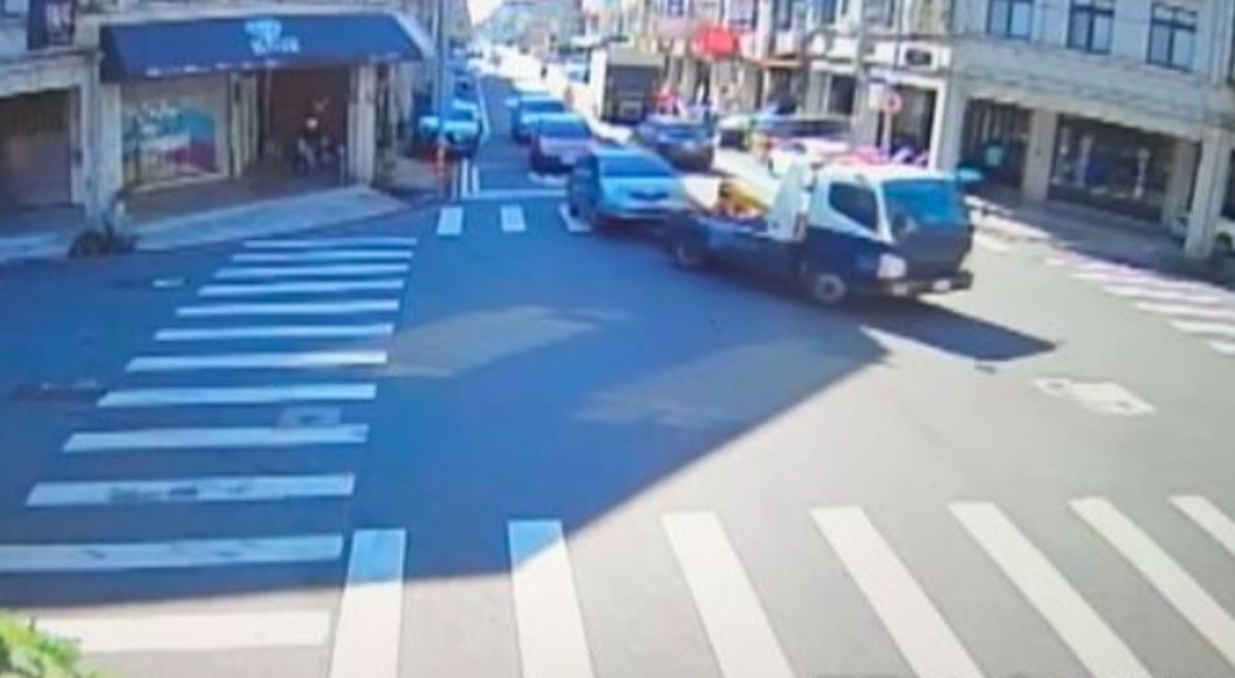一名男子前一日把車停在騎樓後離開，隔日發現愛車竟「失蹤」了。（翻攝畫面）