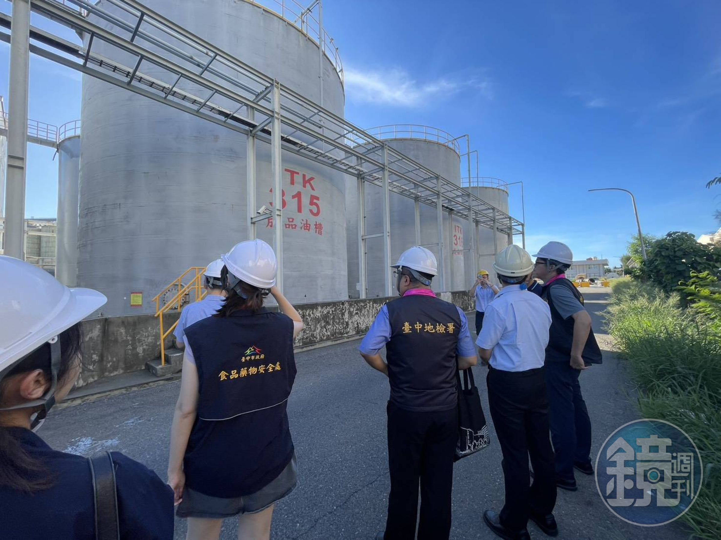 台中地檢署檢察官出動到各廠查廠。(中檢提供)