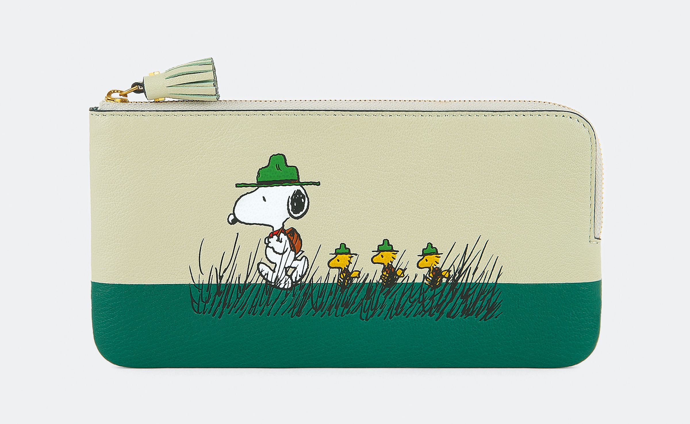 Snoopy Hiking拉鏈小夾。NT$11,580(CLUB DESIGNER提供)