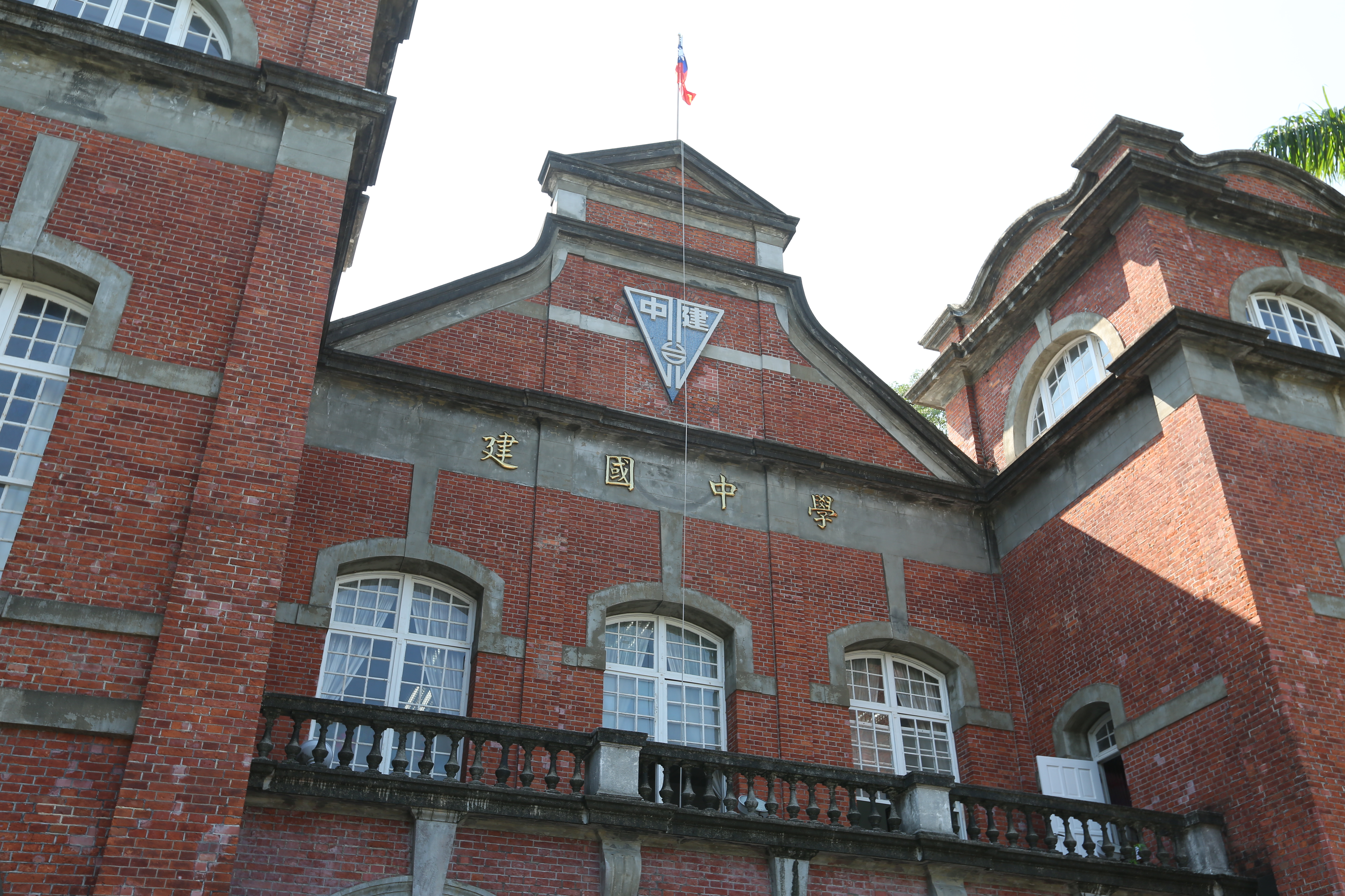 網路出現「建中共產黨」的社群帳號引發熱議。（示意圖，本刊資料照）