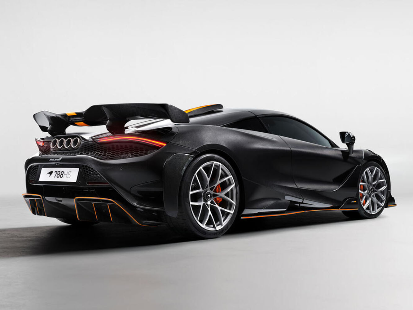 788HS 搭載 4.0 升雙渦輪增壓 V8 引擎，透過鍛造活塞與全新四出排氣系統等升級，成為 McLaren 中置 V8 車系史上性能最強的量產車