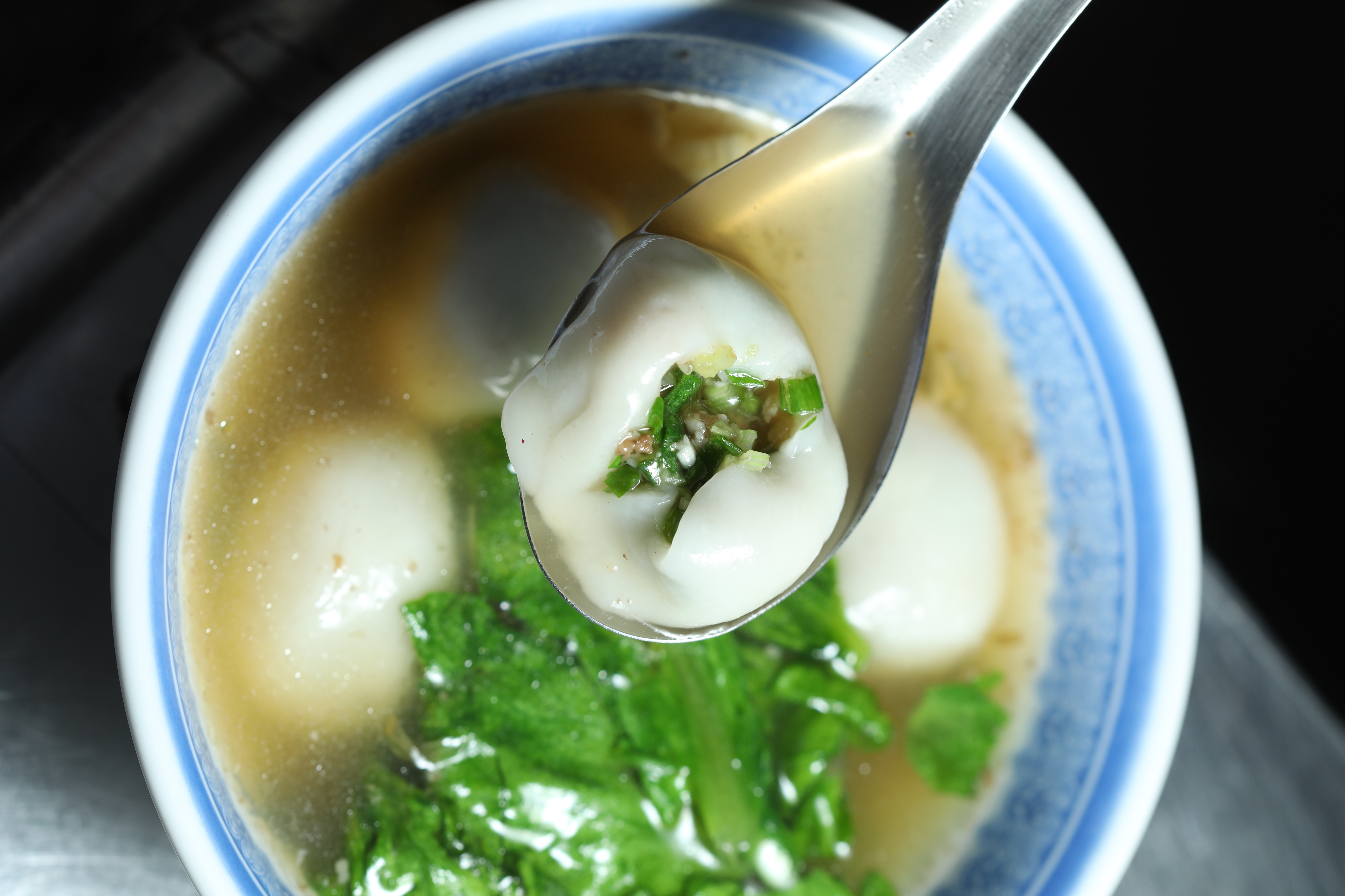 每日手工現包的古早味「鹹湯圓」，一定要搭配茼蒿才對味。（60元／碗）