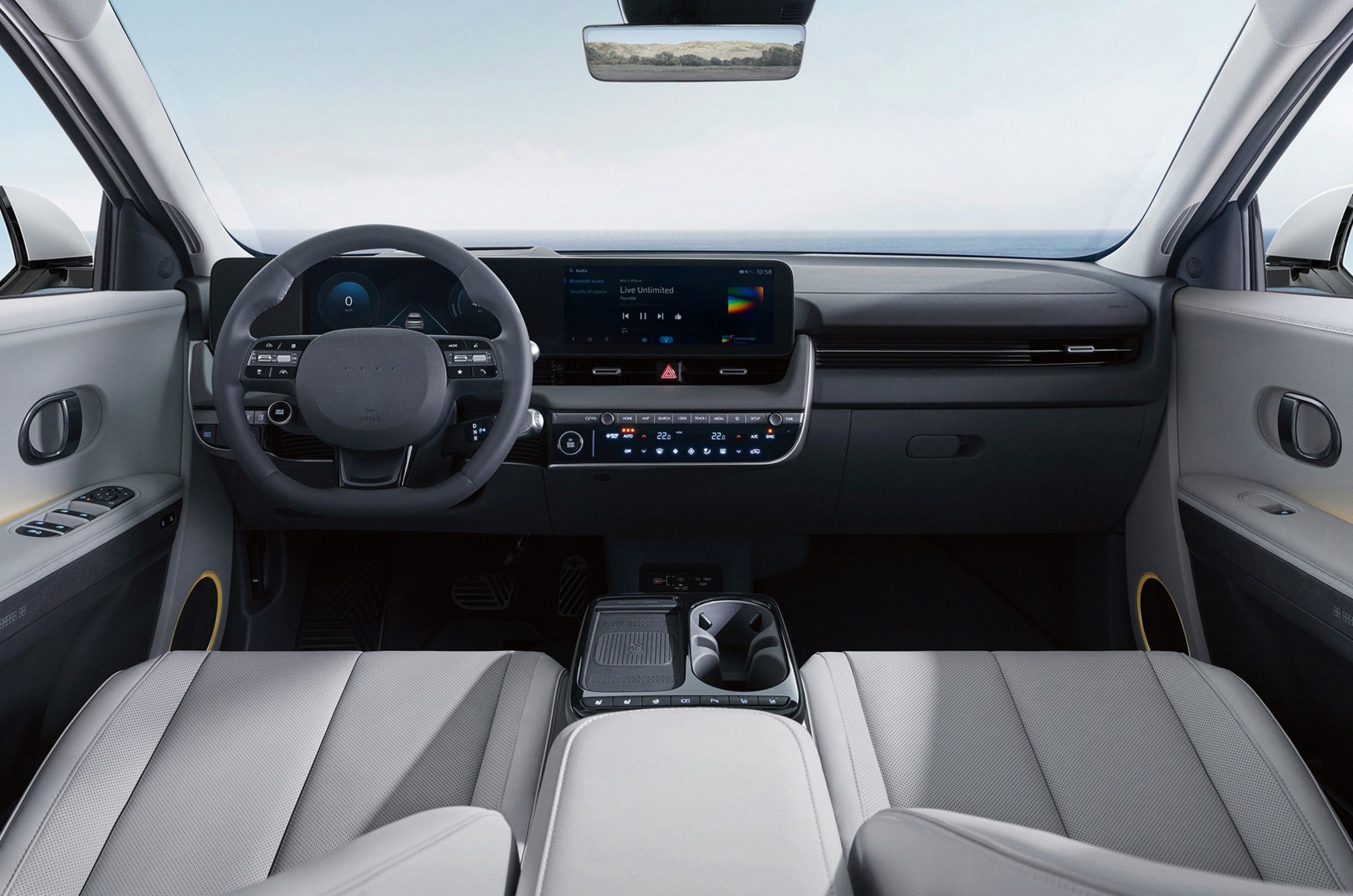 The new IONIQ 5延續其極簡且科技感十足的車艙氛圍,導入雙12.3吋的數位座艙儀表並配備全新UI人機互動介面、全新Universal Island設計整合Qi無線充電與實體按鍵,讓駕駛在車內空間的使用上更加直覺就手。