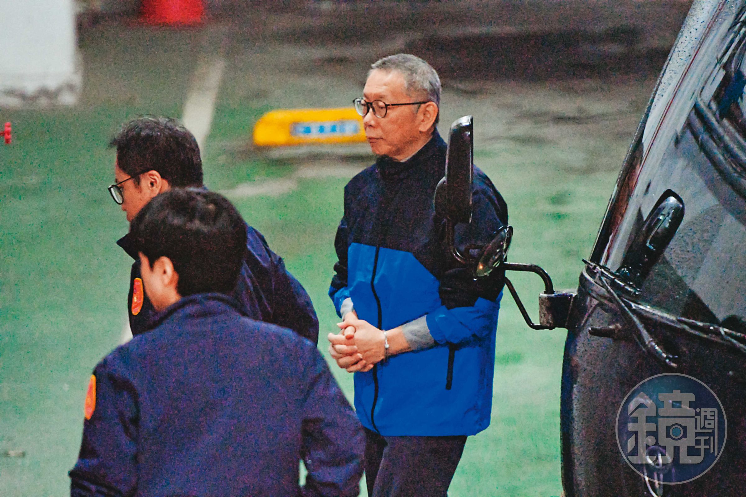 柯文哲(右)遭羈押後曾說:「一人政黨開始,不能一人政黨結束。」
