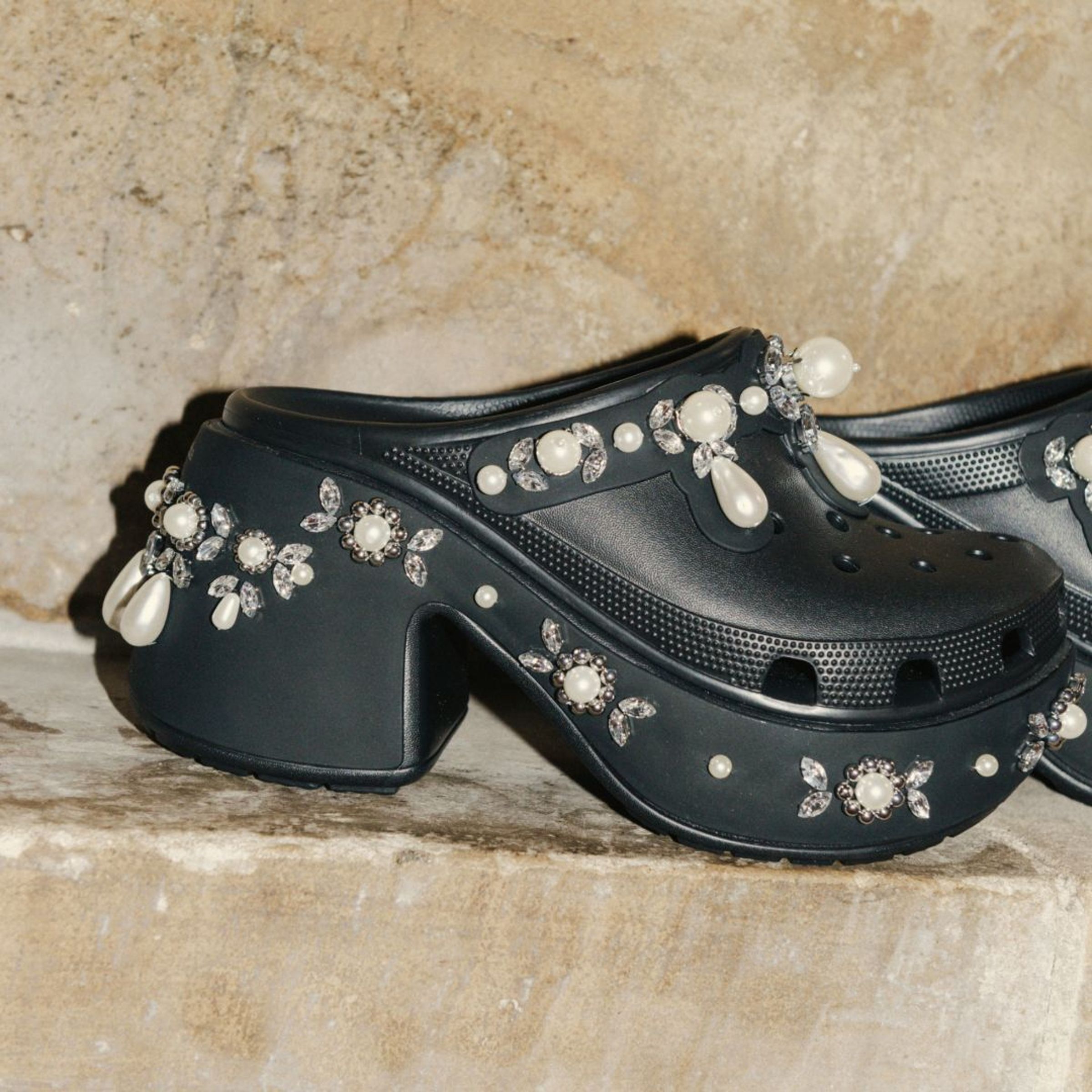Simone Rocha x Crocs 黑色人魚高跟洞洞鞋。NT$9,280(喜事集團提供)