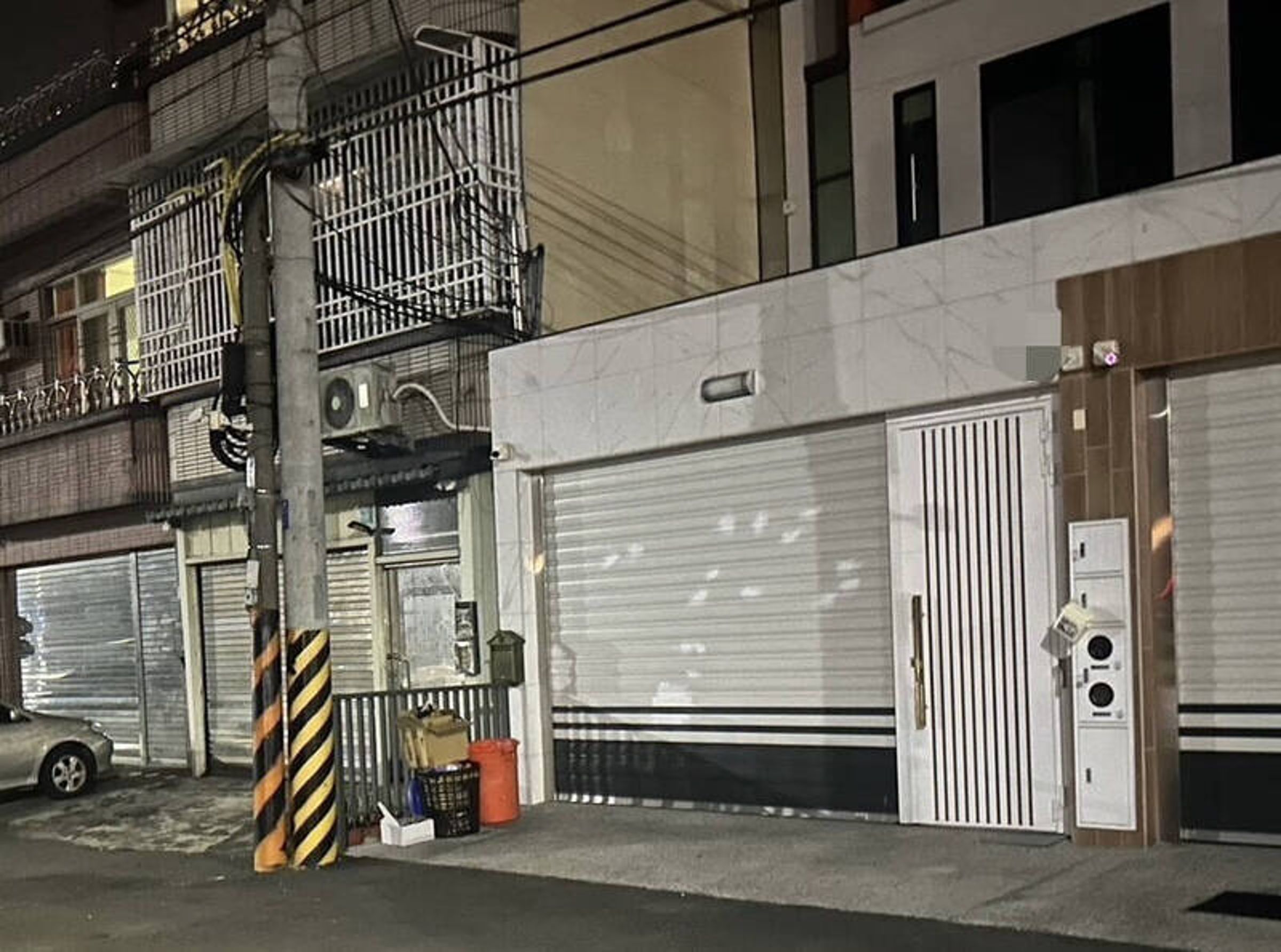 台南官田區羅姓角頭大哥的透天厝,28日凌晨遭人槍擊,鐵捲門、小門留下15個彈孔