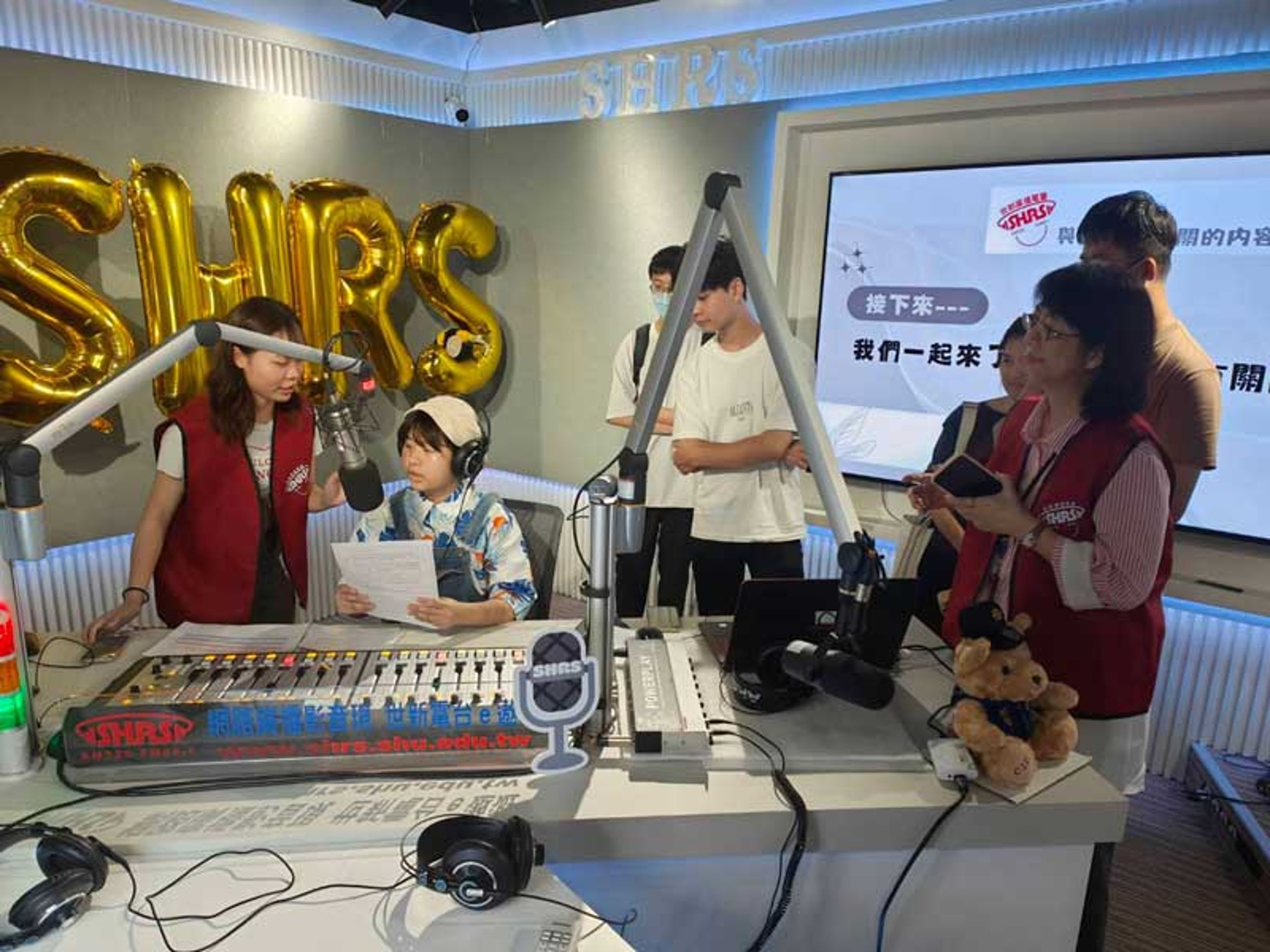 世新廣播電臺播音實作課程,學生透過頂級錄音設備及專業流程,近距離接觸聲音製作的技術精髓。(世新大學提供)