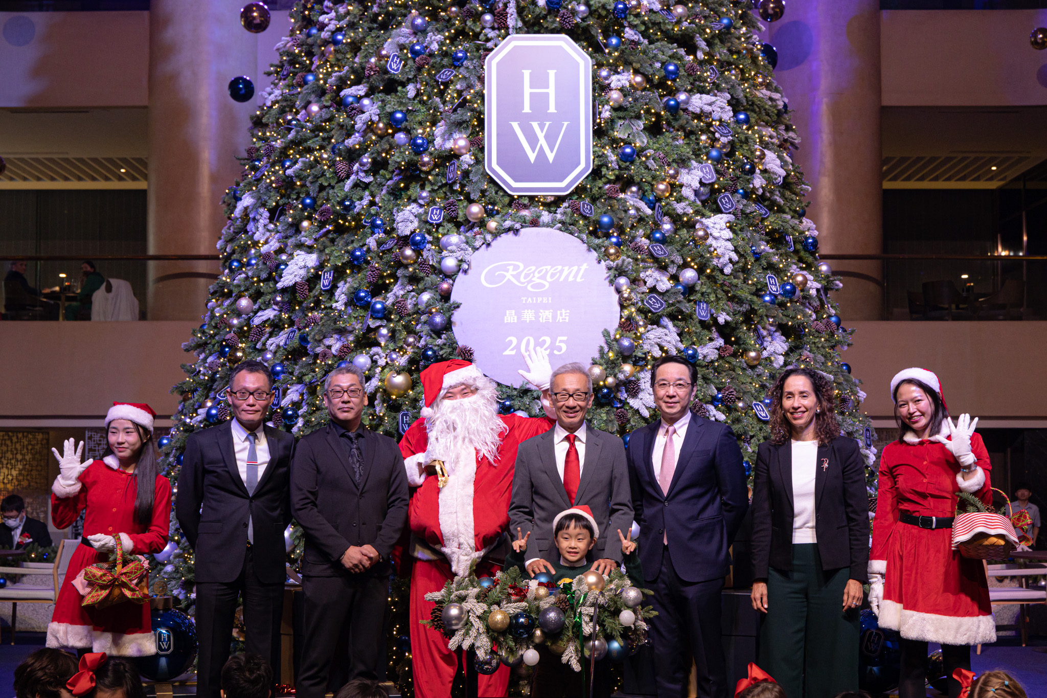晶華酒店董事長潘思亮（右四）及受邀貴賓一同舉行年度耶誕點燈活動出席耶誕點燈。（晶華酒店提供）